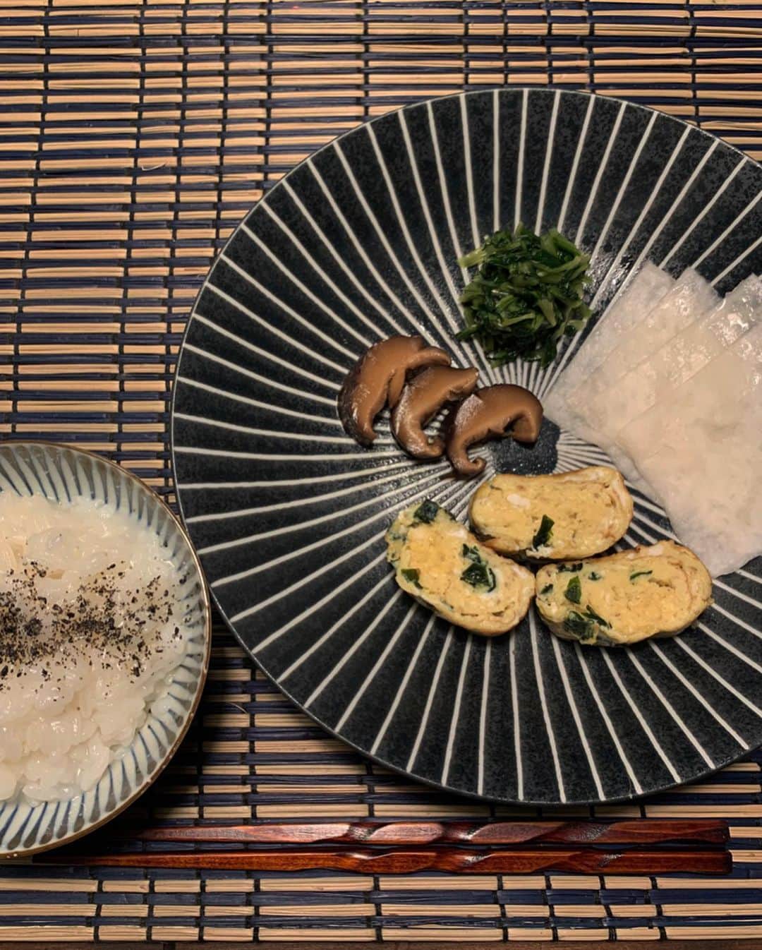 岡清華さんのインスタグラム写真 - (岡清華Instagram)「#和ーユルヴェーダ 👘 NYから戻ってきてからめっきり和食にハマっている私。  新しくリリースする商品/レシピを考案中で、ちょうど良い機会だったこともありますが、日本の食材を改めて見直してみるとやはり日本の素晴らしさを再実感。  アーユルヴェーダは5000年前から続くインド発祥の伝統医学…というと、 ☝️インドのものだから日本に合わないんじゃないの？ ☝️昔のものだから現代には合わないんじゃないの？ .  というお声を頂きます。 私はアーユルヴェーダと言うものは、命あるものが、協調し合って、全ての個々がより良く生きる為の "生活の知恵"。 ...まさに絶対的な自然の法則だと考えています。 .  その訳は、 物事は常に変動するもの。 そして、その変動に順応するべく術を教えてくれる知恵こそがアーユルヴェーダだからなのです。 .  インドと日本は、気候も文化も人種も性質が違う。だからその性質の違いを考えて、生活全てをその土地に、人種に合わせて考える。  また、時代に合わせて変わりゆく環境にも、どのような性質に変化しているかを考え、バランスをとり順応できるように考える。 .  5000年もの深い歴史の中で継承され続けていた伝統医学は、このように幾つもの形を変えて、時代に、国に、人に、全てに順応して、その全てとの調和関係を保ってきました。  私達現代人が持つ不調和を解消するには、この極めて本質的な自然の法則を理解することで、調和へのカギだと信じています。 . .  1枚目は、遅くなった日の晩御飯。 @alohafarm さんの爆笑米、@bugrassfarmers さんの放飼玉子を使った雑炊。  大分県の干し椎茸を、納豆のおじいちゃんのお店の醤油ときび等で煮ただけの椎茸の煮付けがトリュフ以上に美味しく驚愕。この椎茸の戻し汁と岩塩だけでお粥をつくりました。高菜と千枚漬けは、京都からのいただきもの。  消化を高めるために、このお椀を食べる前に生姜1スライスに、岩塩とレモン汁をかけたものをよく噛んで食べました。(消化促進のアパタイザー) .  2枚目は、 上記の食材でアレンジした次の日の昼御飯。卵焼きにワカメを入れました。爆笑米は、爆笑してしまうくらい美味しい。そして、椎茸は一晩寝かせたら味が染み込んでまたトリュフ感がでていました。  3枚目は、またまた頂き物の、新鮮なイクラ。ワカメは、先日の椎茸の煮付けの汁で戻して、その上にオリーブオイルをかけました。魚卵は海藻と合いますね。 . . . . . ...など、一つもこだわらない食材、調味料など一切ないと胸を張って言えるほど、全て天然で、生産者さんの想いが込められた感動の食材ばかり… 材料そのものがパーフェクトなものばかりだと、外食するよりも家で食べる方が遥かに感動と染み渡る美味しさと、食後の快適さ、湧き上がるエネルギーを感じます。  これらは頂き物以外全て、@farmersmarketjp にて出会ったものたちばかり。生産者さんと繋がれるこの素晴らしい機会のお陰で、私は食や生活がどれだけ豊かになったでしょう？  都内の中心に住みながら自然と調和したアーユルヴェーダの生活ができるのは、青山ファーマーズマーケットのお陰だと言っても過言ではない程感謝しています。 . .  私は食事を薬代わりに取り入れているので、食材に最もこだわりをもち、良い食材を手に入れるために、一番に時間とお金とエネルギーを注ぎます。  なぜなら食べているものが私達の身体と心と思考とエネルギーを作り、選択と決断と持久力に影響し、生活全ての基礎となり心と体の状態が決まり、その状態での毎日の繰り返しにより人生が決まるからです。 .  これ以上に、お金と時間とエネルギーをかけるべきものはありません。あとは睡眠と、頭も体もよく動かすこと。それだけのシンプルなことで人生が確実に輝くという本質を知っているからこそ、この根本の土台を作るに限るのです。 . .  土台を作れば、そのあとはエスカレーター式に全てがコントロールされていきます。  食事、運動だけでなく、ビジネス、人間関係… 人の営み全てを解く、生き方の本質を教えてくれるアーユルヴェーダ。  様々なシーンに活かせば活かすほど面白く、更に他にも活かせるようクリエイティビティを与えてくれる素晴らしき知恵🙏  #ayurveda#アーユルヴェーダ#日本#和風#和食#和#調和 #米#晩御飯#定食#献立#レシピ」2月27日 0時29分 - okasaya
