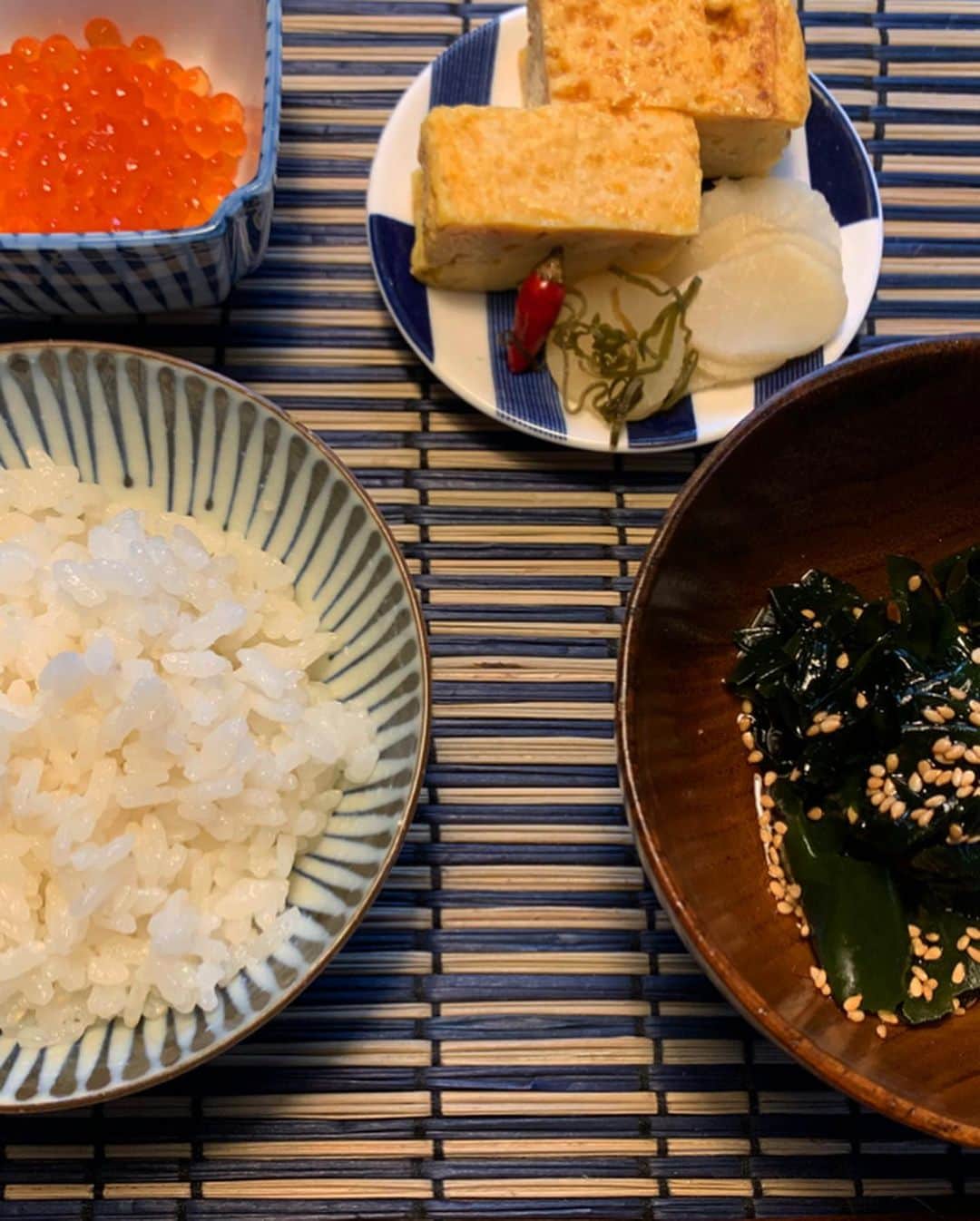 岡清華さんのインスタグラム写真 - (岡清華Instagram)「#和ーユルヴェーダ 👘 NYから戻ってきてからめっきり和食にハマっている私。  新しくリリースする商品/レシピを考案中で、ちょうど良い機会だったこともありますが、日本の食材を改めて見直してみるとやはり日本の素晴らしさを再実感。  アーユルヴェーダは5000年前から続くインド発祥の伝統医学…というと、 ☝️インドのものだから日本に合わないんじゃないの？ ☝️昔のものだから現代には合わないんじゃないの？ .  というお声を頂きます。 私はアーユルヴェーダと言うものは、命あるものが、協調し合って、全ての個々がより良く生きる為の "生活の知恵"。 ...まさに絶対的な自然の法則だと考えています。 .  その訳は、 物事は常に変動するもの。 そして、その変動に順応するべく術を教えてくれる知恵こそがアーユルヴェーダだからなのです。 .  インドと日本は、気候も文化も人種も性質が違う。だからその性質の違いを考えて、生活全てをその土地に、人種に合わせて考える。  また、時代に合わせて変わりゆく環境にも、どのような性質に変化しているかを考え、バランスをとり順応できるように考える。 .  5000年もの深い歴史の中で継承され続けていた伝統医学は、このように幾つもの形を変えて、時代に、国に、人に、全てに順応して、その全てとの調和関係を保ってきました。  私達現代人が持つ不調和を解消するには、この極めて本質的な自然の法則を理解することで、調和へのカギだと信じています。 . .  1枚目は、遅くなった日の晩御飯。 @alohafarm さんの爆笑米、@bugrassfarmers さんの放飼玉子を使った雑炊。  大分県の干し椎茸を、納豆のおじいちゃんのお店の醤油ときび等で煮ただけの椎茸の煮付けがトリュフ以上に美味しく驚愕。この椎茸の戻し汁と岩塩だけでお粥をつくりました。高菜と千枚漬けは、京都からのいただきもの。  消化を高めるために、このお椀を食べる前に生姜1スライスに、岩塩とレモン汁をかけたものをよく噛んで食べました。(消化促進のアパタイザー) .  2枚目は、 上記の食材でアレンジした次の日の昼御飯。卵焼きにワカメを入れました。爆笑米は、爆笑してしまうくらい美味しい。そして、椎茸は一晩寝かせたら味が染み込んでまたトリュフ感がでていました。  3枚目は、またまた頂き物の、新鮮なイクラ。ワカメは、先日の椎茸の煮付けの汁で戻して、その上にオリーブオイルをかけました。魚卵は海藻と合いますね。 . . . . . ...など、一つもこだわらない食材、調味料など一切ないと胸を張って言えるほど、全て天然で、生産者さんの想いが込められた感動の食材ばかり… 材料そのものがパーフェクトなものばかりだと、外食するよりも家で食べる方が遥かに感動と染み渡る美味しさと、食後の快適さ、湧き上がるエネルギーを感じます。  これらは頂き物以外全て、@farmersmarketjp にて出会ったものたちばかり。生産者さんと繋がれるこの素晴らしい機会のお陰で、私は食や生活がどれだけ豊かになったでしょう？  都内の中心に住みながら自然と調和したアーユルヴェーダの生活ができるのは、青山ファーマーズマーケットのお陰だと言っても過言ではない程感謝しています。 . .  私は食事を薬代わりに取り入れているので、食材に最もこだわりをもち、良い食材を手に入れるために、一番に時間とお金とエネルギーを注ぎます。  なぜなら食べているものが私達の身体と心と思考とエネルギーを作り、選択と決断と持久力に影響し、生活全ての基礎となり心と体の状態が決まり、その状態での毎日の繰り返しにより人生が決まるからです。 .  これ以上に、お金と時間とエネルギーをかけるべきものはありません。あとは睡眠と、頭も体もよく動かすこと。それだけのシンプルなことで人生が確実に輝くという本質を知っているからこそ、この根本の土台を作るに限るのです。 . .  土台を作れば、そのあとはエスカレーター式に全てがコントロールされていきます。  食事、運動だけでなく、ビジネス、人間関係… 人の営み全てを解く、生き方の本質を教えてくれるアーユルヴェーダ。  様々なシーンに活かせば活かすほど面白く、更に他にも活かせるようクリエイティビティを与えてくれる素晴らしき知恵🙏  #ayurveda#アーユルヴェーダ#日本#和風#和食#和#調和 #米#晩御飯#定食#献立#レシピ」2月27日 0時29分 - okasaya