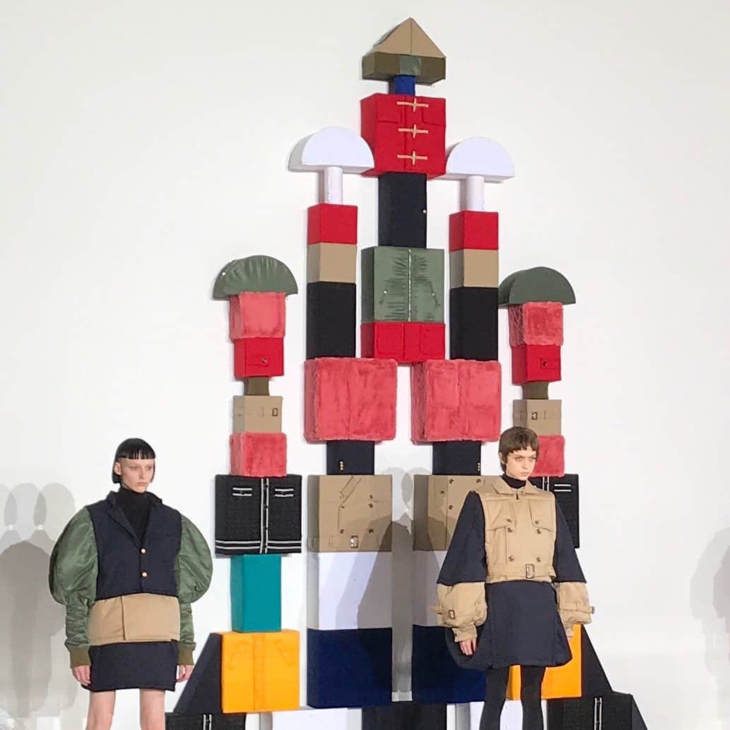 装苑さんのインスタグラム写真 - (装苑Instagram)「今シーズンのANREALAGEのテーマは「”BLOCK” つくってはこわし。こわしてはつくる。」一般的なワードローブのパーツをつみきの形に変換して、組み替え可能なモジュール構造の服を提案した。 #ParisFashionWeek #2020AW #ANREALAGE」2月27日 0時29分 - soenonline