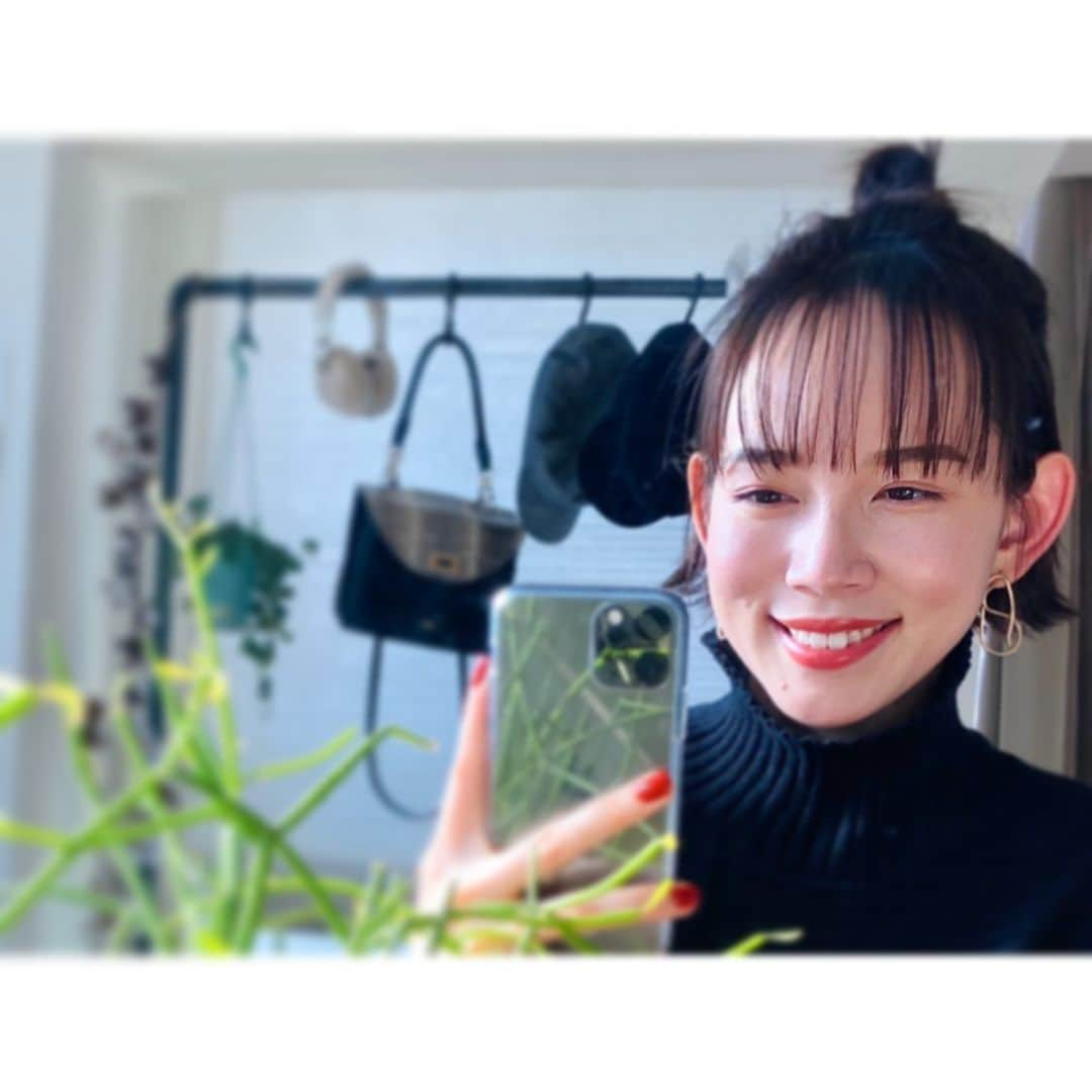 本島彩帆里さんのインスタグラム写真 - (本島彩帆里Instagram)「むくんでるなぁ、肌ひどいなぁ、あそこもあそこも嫌だなぁと思う時もあるけど、鏡にうつる私に厳しく言ってもちっとも変わらない。自分を否定することはもう十分したと思うから、受け入れてみたらそれは凄い変化じゃなかろうか。まだまだ知らないことも、出来ることもいっぱいあるかもよ。って落ち込むわたしに伝えてます 、 ( 落ち込むのは、悪いことじゃないよ )」2月27日 0時23分 - saori_lifestyle