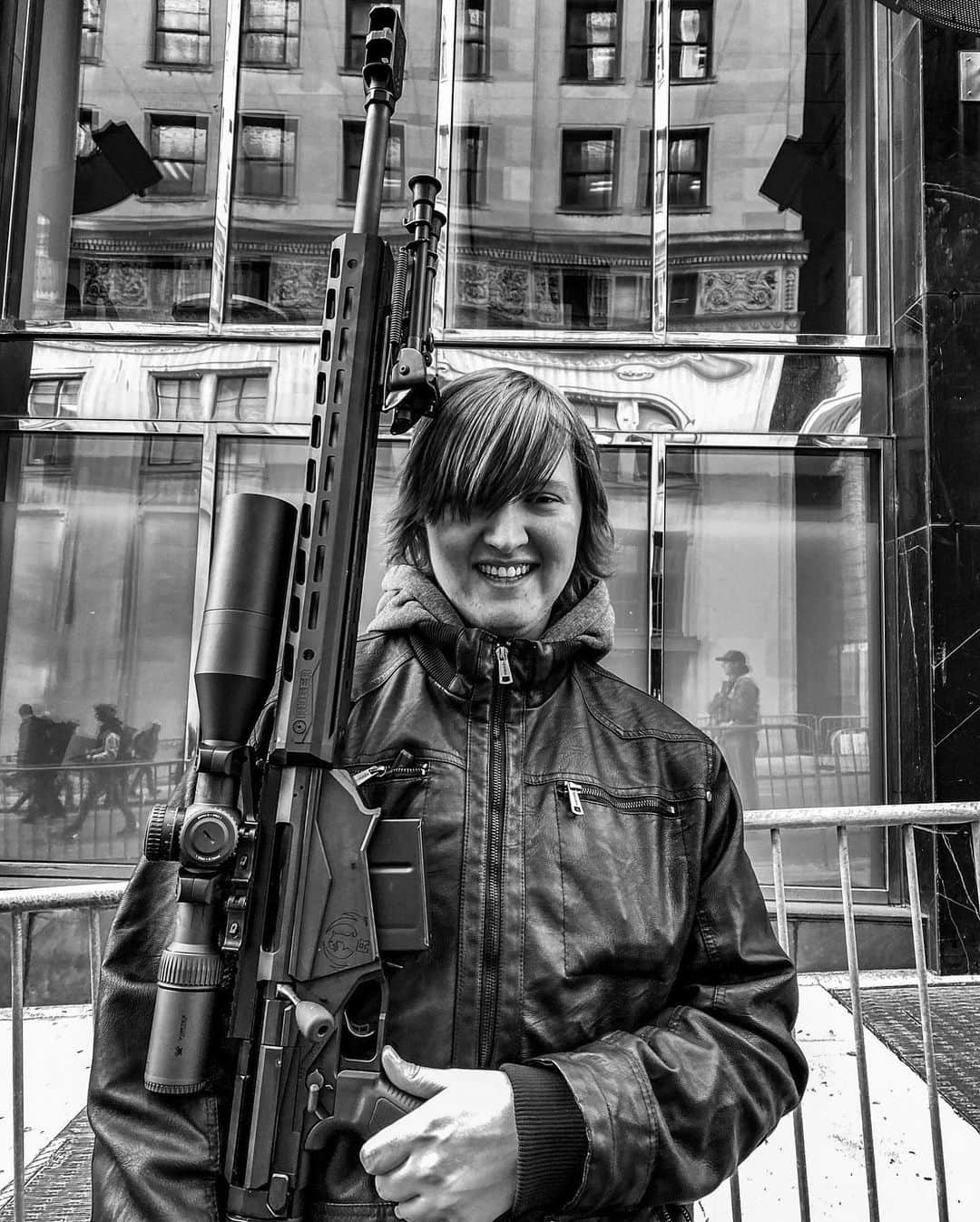のインスタグラム：「Photos by @michaelchristopherbrown | Over 20,000 pro-gun demonstrators as well as demonstrators in opposition, such as the student-led March For Our Lives (image #9), traveled to the Virginia State Capitol in Richmond to protest gun-control proposals pushed by Virginia Governor Ralph Northam and other Democratic state legislators, on the state's annual Lobby Day, held January 20.」