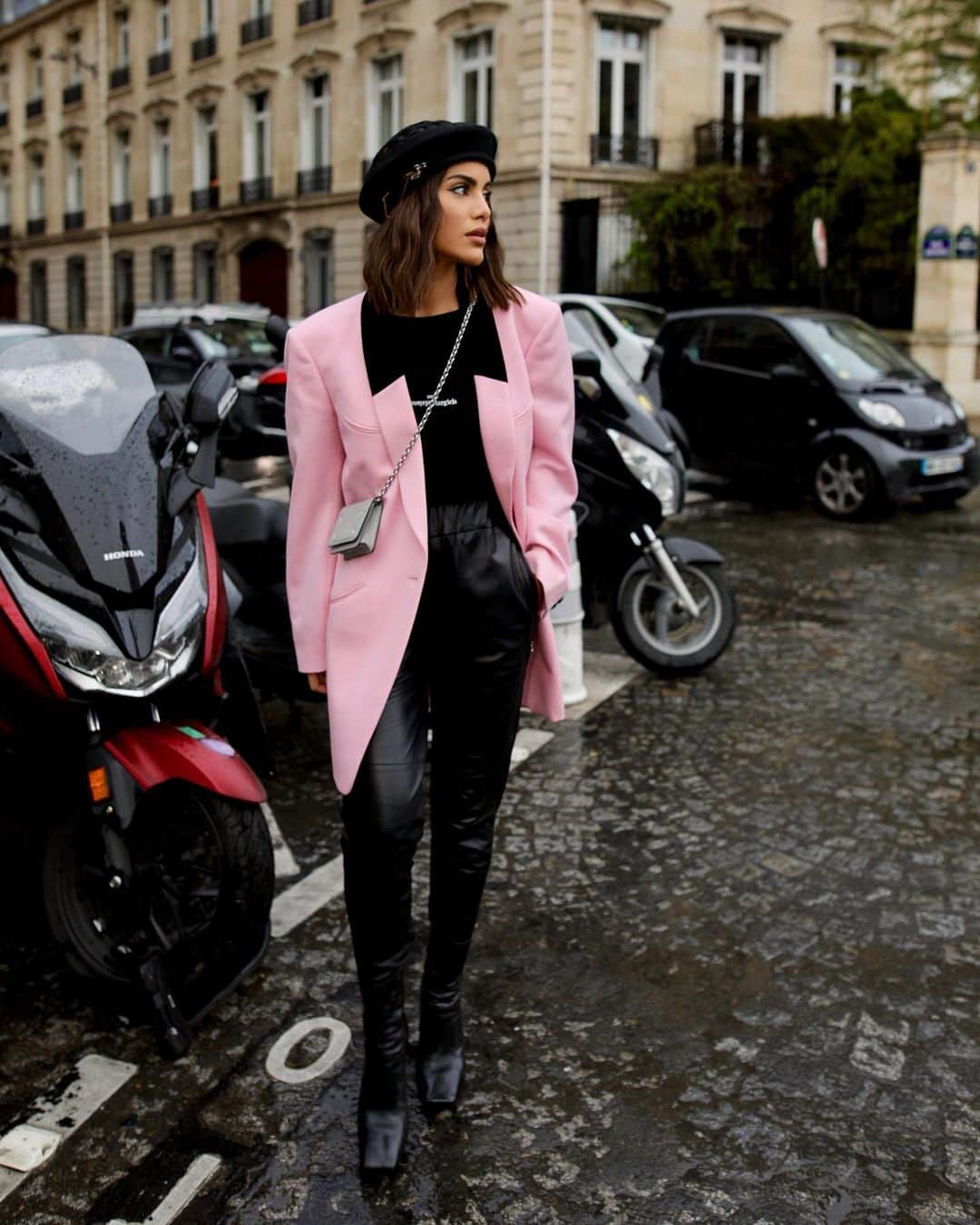 Camila Coelhoさんのインスタグラム写真 - (Camila CoelhoInstagram)「Pink & Oversized for #Margiela show today!  #Paris #PFW (Hair by @paulduchemin ) ———- Look pro desfile de Margiela! O blazer poderia ser do Ícaro né? 😆 O shape oversized tá mais forte que nunca, e eu adoro essa pegada masculina! #ootd #lookdodia」2月27日 0時41分 - camilacoelho