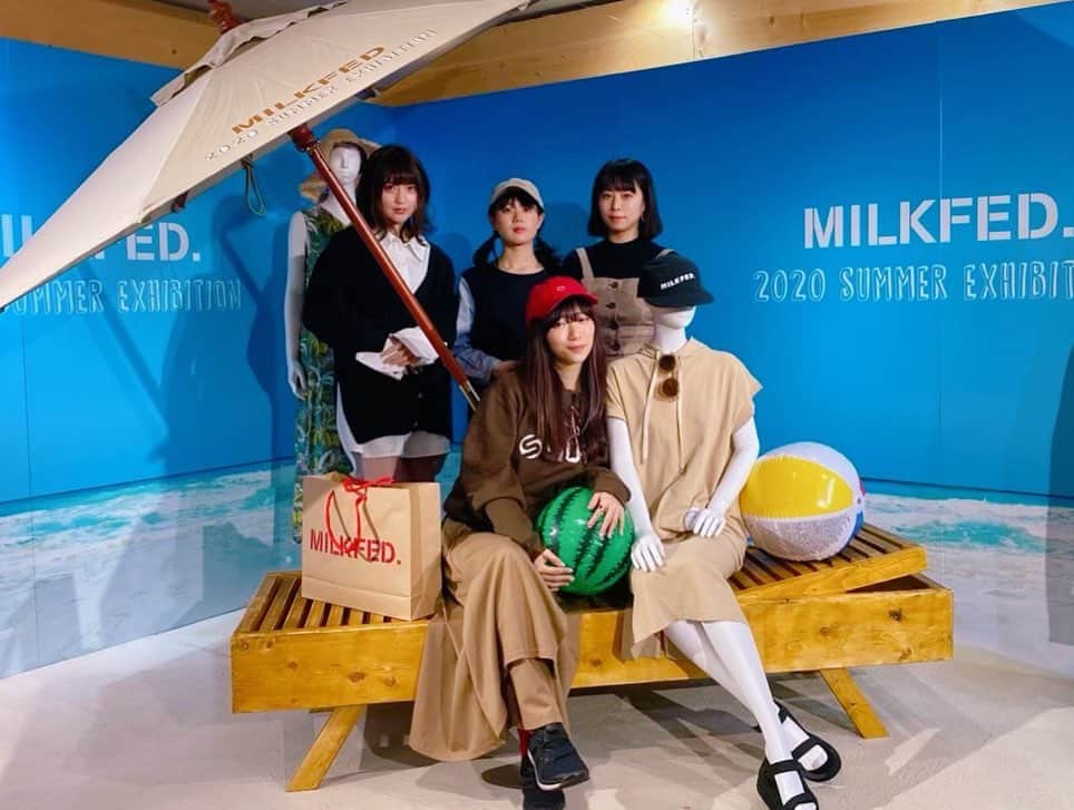 ぱいぱいでか美のインスタグラム：「MILKFED.／SILAS&MARIAの展示会に アポカリメンバーと行きました❤︎ ꙳ #milkfed #silasandmaria #exhibition #sodabar #宇佐蔵べに #仲瀬みあら #ゑりかちゃんべいびー #APOKALIPPPS #豆花 #明天好好 ꙳ レッスン後にアポカリメンバーと展示会へ。 フォトスポットでは謎のノリで写真撮ったw みんなであーだこーだ言いながら服見るの楽しかった！ MILKFED.は安定の可愛さだし SILASはコラボが攻めてて最高です……！ 写真で着てるのもパーカーはSILASで ロングスカートはMILKFED.だよー！ つぼみ大革命の二人にも会えて嬉しかった☻ 展示会のあとはみんなで豆花食べに行きました。 . . . 既にアナウンスさせて頂きましたが、 コロナウイルスの影響で一部イベントを中止させて頂くこととなりました。 私が出演するもので中止になった該当イベントは3/1の新宿duesです。 詳しくはストーリーからリンク飛べますのでご覧くださいm(_ _)m」