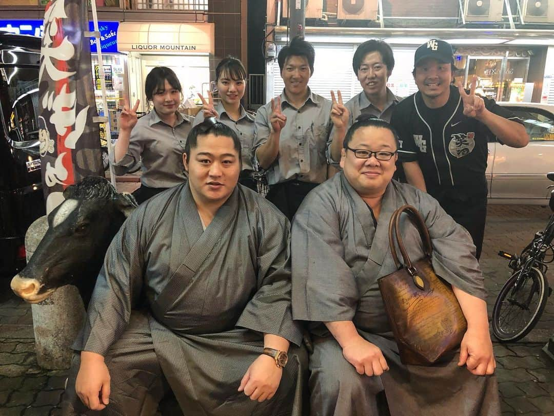 大西宏明さんのインスタグラム写真 - (大西宏明Instagram)「遠藤関🤲  今年もお越し下さいました🤩 相変わらずのイケメンNICEガイ👌 有難うございました😁  #遠藤聖大  #遠藤関 #大相撲 #力士 #追手風部屋 #大阪場所 #大阪の春の風物詩  #今年も来店 #笑ぎゅう #心斎橋グルメ #美味しい #焼肉 #関取  #ごっちゃんです  #smile #ほなっ！！」2月27日 0時43分 - ohnishi_hiroaki_0428