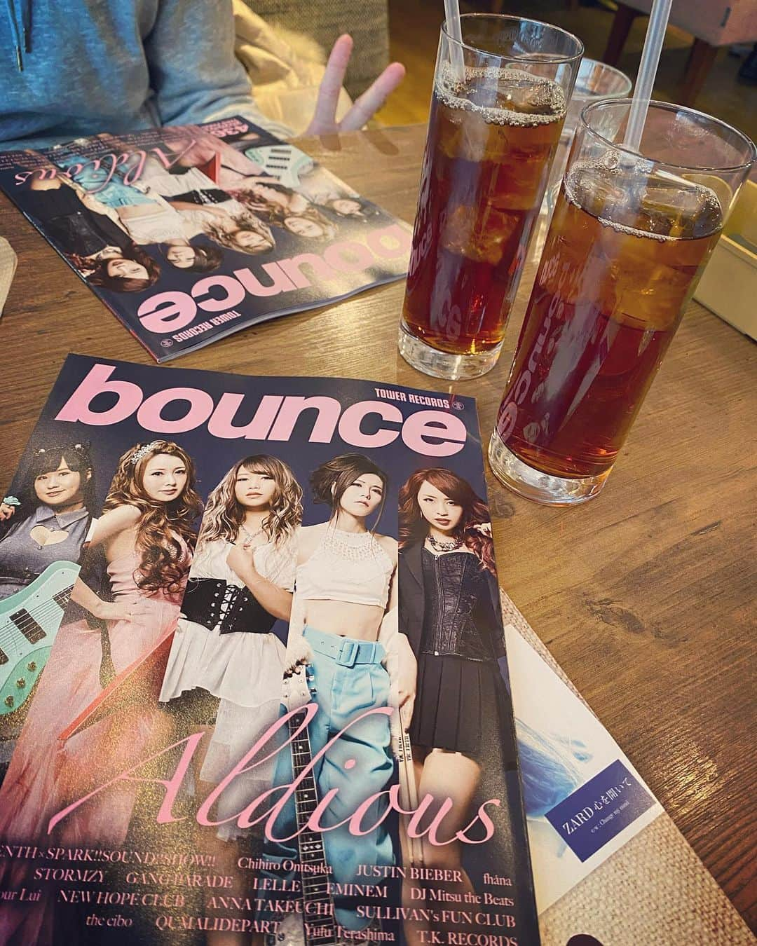 Marinaさんのインスタグラム写真 - (MarinaInstagram)「Aldious is on the cover of "bounce" magazine at Tower Records. Out now and It's free!! . 全国タワーレコード店頭にてフリーペーパーbounce3月号の配布がスタートしました！✨ . . #Aldious #アルディアス #towerrecords #magazine」2月27日 0時50分 - aldiousmarina