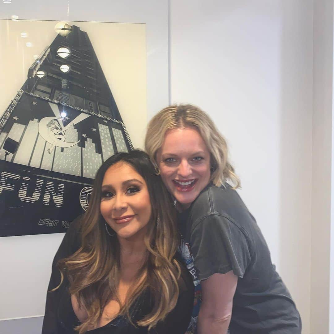 ニコール・ ポリッツィのインスタグラム：「I realized @elisabethmossofficial was at GMA & i was stalking her all morning. I had to go potty and low and behold , there she was. I attacked her and screamed. After i assaulted her i asked for a picture and she was the nicest woman ever. I LOVE YOU, BLESSED BE MAWMA 🔥💋」