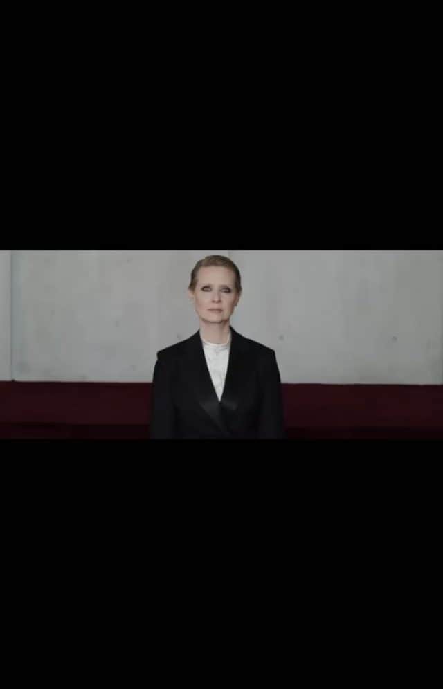 カーラ・デルヴィーニュのインスタグラム：「Repost @girls.girls.girls.magazine • #BringingBackTheWomen #BeALady @cynthiaenixon @paul.mclean1 @clairerothstein」