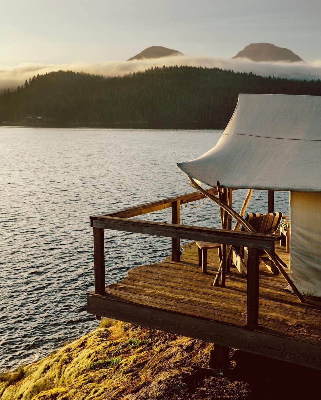 Airbnbさんのインスタグラム写真 - (AirbnbInstagram)「It’s easy to drift off the grid at Superhosts Liz and Andy's secluded waterfront tent. If you’re feeling adventurous, explore the lush British Colombian rainforests, get to know the friendly seals and otters around their private 3-acre island, or take a scenic hike along the Skookumchuck Narrows.  Tap the link in our bio to discover more private island getaways in Airbnb Magazine. 📷: @grantharder」2月27日 1時27分 - airbnb