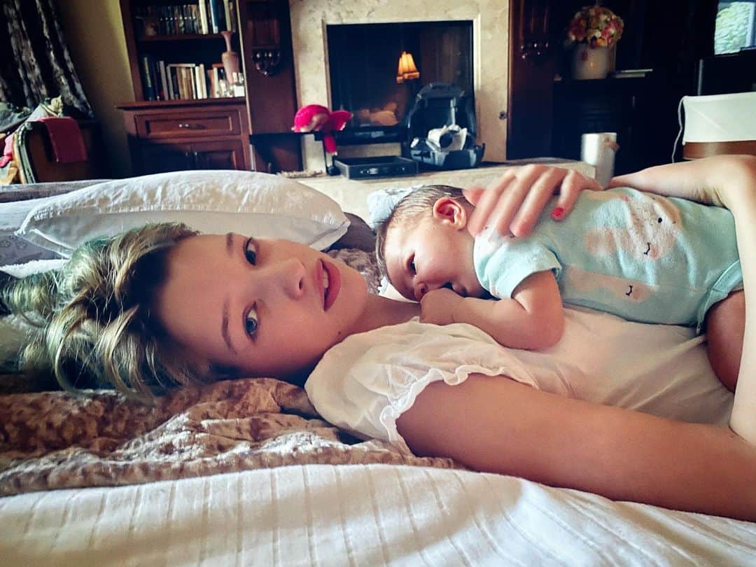 ミラ・ジョヴォヴィッチのインスタグラム：「@evergaboanderson is the best big sister. Nothing makes me happier or more proud than to see the love she has for her little sisters. Both baby Osian and Dash are so lucky to have her! It literally makes me cry to think of how lucky we all are to have such a magical little unicorn in our lives! You’re the best Evs, we love you so much!!😭😭😭❤️❤️❤️ (having an emotional, emojional morning mama moment🤦🏻‍♀️)😂」