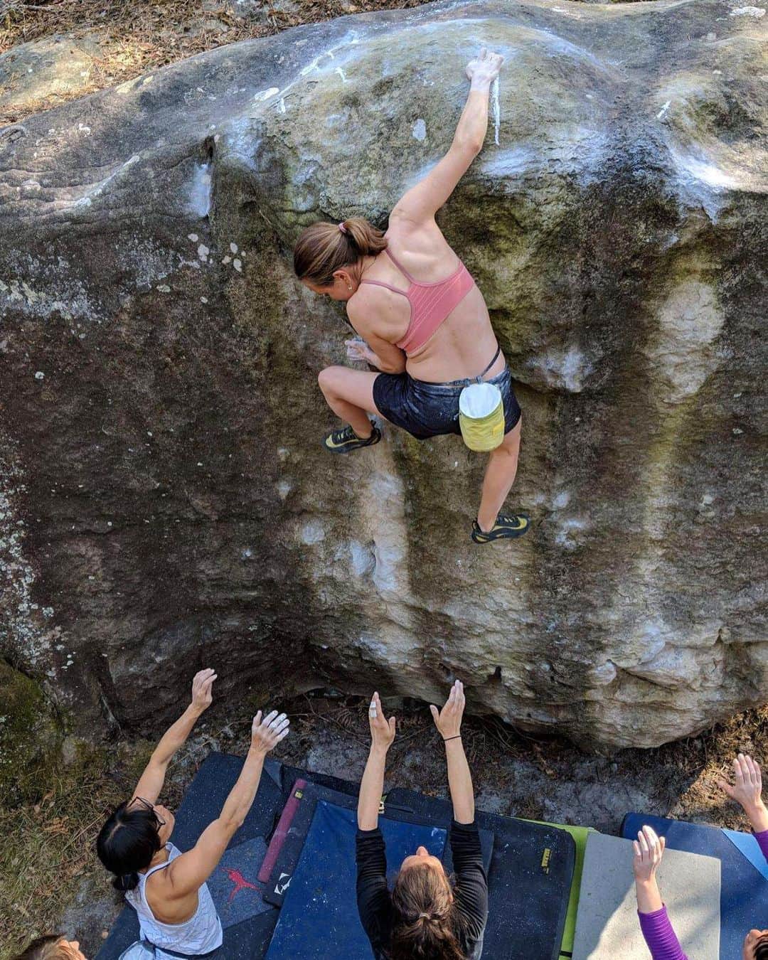ベス・ロッデンのインスタグラム：「This winter I started working on a climb with a girlfriend. I’ve gotten much more comfortable climbing with women in my 30’s, a wonderful change. We were having a blast sharing beta and lamenting how sore we were when someone casually said "it will be a first female ascent whoever does it first" and something switched in me. It was a familiar feeling, one that I knew well but thought I had buried long ago. A relentless and ruthless drive that I never gave voice to because it felt unflattering and unbecoming.  At home I told my husband I didn't like this feeling. I knew that my competitiveness was real, that I did have true a desire to push myself, I thought it's just what set aside greatness from normalcy. But as I started to ask myself why it meant so much to me, I realized part of it was actually a fear of being left behind or alone. If my friend did it first, then I'd be forgotten, like I wouldn't matter, that she'd get all the praise and people would like her more. A lot of my self worth came from success in climbing. Vocalizing it made it seem small and sad because I knew that if my friend (one who brought me food in my darkest postpartum days and took my baby so I could get a precious hour of sleep) did it first none of my fears would actually come true, she’d be there to support me after.  It all seems so simple and normal and sad but true. And maybe for some people these feelings never exist, but I know when I started climbing there were few women in the sport, and even fewer climbing together. I always wondered if it was because we all shared this amazing and ruthless drive to push the sport forward and be the best at our respective disciplines. But now I wonder if we were all just wanting to be seen and loved and if we had been there for each other how much of a force we could have been together.  Neither of us did the climb this winter, but understanding where these feelings came from helped me derive as much joy in her progress as mine. What a gift.  Pic: Climbing in Fontainebleau with all the amazing ladies @outdoorresearch @metoliusclimbing @touchstoneclimbing @bluewaterropes @skinourishment @ospreypacks @clifbar @lasportivana #orambassador」