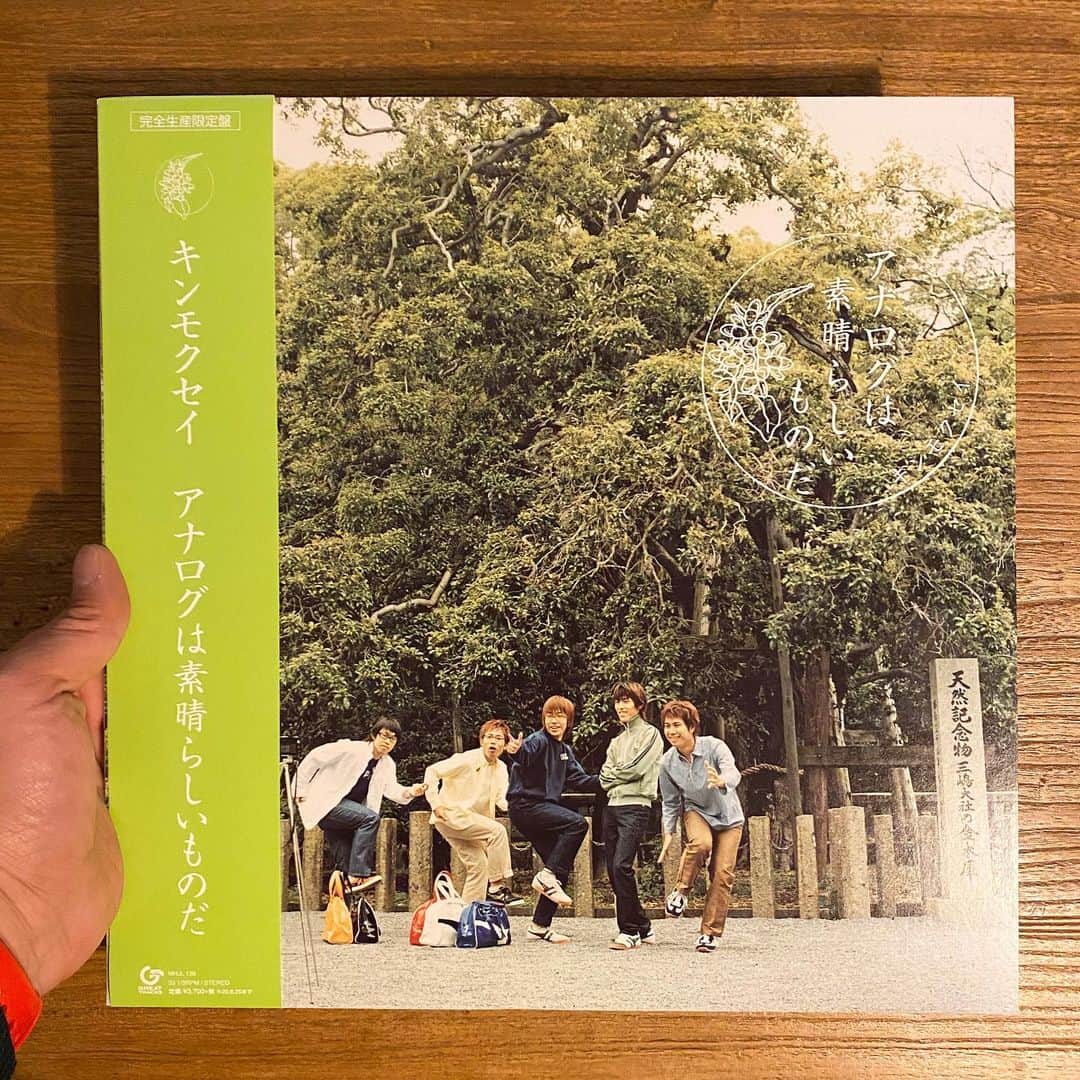 山田稔明さんのインスタグラム写真 - (山田稔明Instagram)「渋谷WWWのライブを観にきてくれたキンモクセイ良くんがくれたレコード。愛すべきシティポップくそ野郎たちの若かりし姿よ。昨日はほんとたくさんのバンドマン、ミュージシャンはもとより、ライターさん、イラストレーターさん、カメラマンさん、たくさんの友だちが来てくれて嬉しかった。どのシーンにも属してなくて孤独だと思ってたけど同胞がたくさんいることにようやっと気づくのだ、20年やってきて。」2月27日 1時52分 - toshiakiyamada