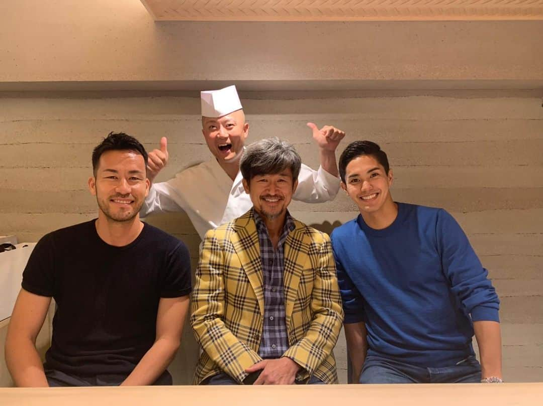 吉田麻也さんのインスタグラム写真 - (吉田麻也Instagram)「Buon compleanno king!!🎂🎊👑 #kazuyoshimiura #53 #genova」2月27日 7時20分 - mayayoshida22