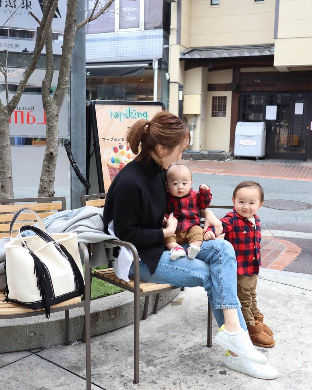 あすかさんのインスタグラム写真 - (あすかInstagram)「ㅤㅤ  ㅤ 熊本に行ったときの🖤 ㅤ ㅤ  アウタ-なしでOKなくらい暖かかった😳 有り難いけど、今年全然寒くなくてびっくり👏🏻 ㅤ ㅤ  ブランドは違うけど、 👦🏻持ってるのと似てるからって お友達がプレゼントしてくれた服👶🏼❤️ ㅤ ㅤ ㅤ ㅤ ㅤ  3枚目の必死にカメラ📷見てる顔 なんとも言えない😂面白すぎる(笑) ㅤ ㅤ  ㅤ  #coordinate#locari#mamagirl#gapbaby#branshes#ayakobag#今日の服#コーディネート#カジュアル#シンプル#プチプラコーデ#2歳#生後4ヶ月#新米ママ#男の子ママ#ママコーデ#アラサーコーデ#ママファッション#2歳差育児#兄弟ママ#リンクコーデ#兄弟リンクコーデ  ㅤ ㅤ ㅤ  ㅤ」2月27日 7時27分 - ask_____10