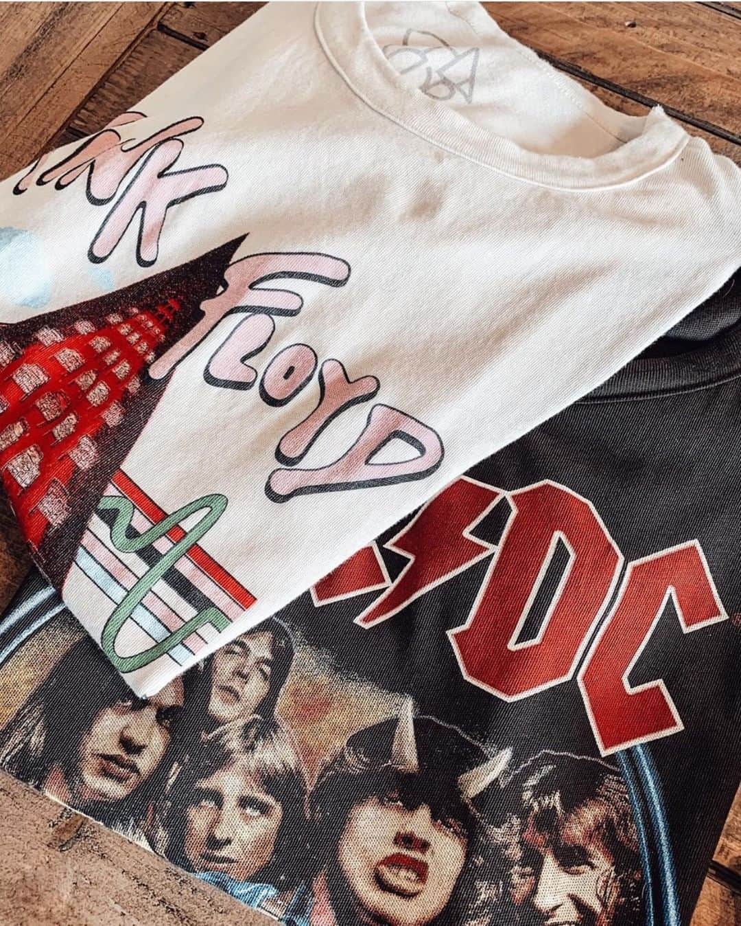 チェイサーのインスタグラム：「what's your favorite band?? ⚡️ @lyndzrshop well we have the tee for your new concert!! #bandtee #acdc #pinkfloyd #concertoutfit #graphictee #chaserbrand」