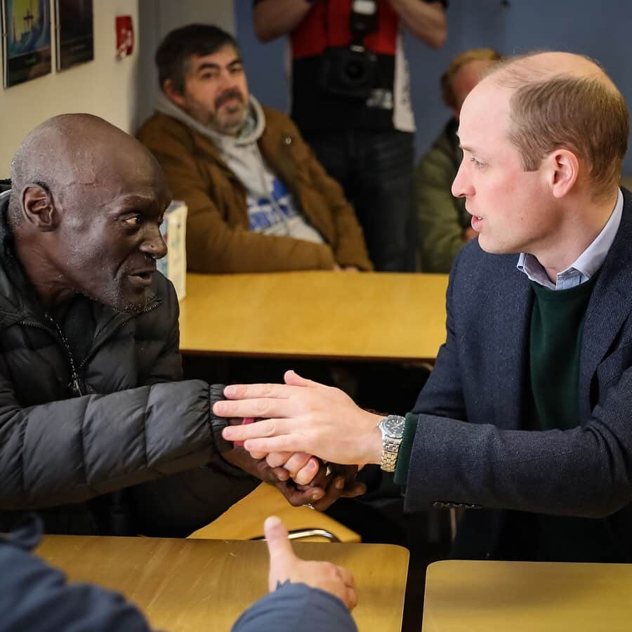 ウィリアム（ケンブリッジ公）さんのインスタグラム写真 - (ウィリアム（ケンブリッジ公）Instagram)「The Duke of Cambridge visited The Beacon, a day centre which gives support to the homeless and vulnerable in Mansfield.  The Beacon Project began in 2001 in St. Johns Church, Mansfield when five homeless people came into the church for tea and toast.  They now have a dedicated building and serve and care for up to fifty people on a regular basis, providing a welcoming and safe place where those in need can get a hot meal, clean clothes and access to bathroom facilities.  Earlier, The Duke visited Tarmac – the UK’s leading sustainable building materials and construction solutions business.  There he met the company’s young apprentices to learn more about their roles and career ambitions, before officially opening their new National Skills and Safety Park.  Photos © PA/Rota」2月27日 2時20分 - princeandprincessofwales