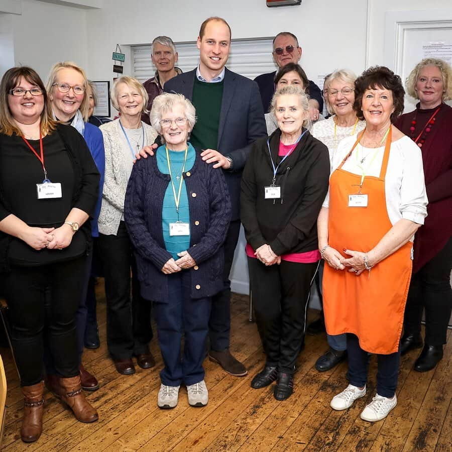 ウィリアム（ケンブリッジ公）さんのインスタグラム写真 - (ウィリアム（ケンブリッジ公）Instagram)「The Duke of Cambridge visited The Beacon, a day centre which gives support to the homeless and vulnerable in Mansfield.  The Beacon Project began in 2001 in St. Johns Church, Mansfield when five homeless people came into the church for tea and toast.  They now have a dedicated building and serve and care for up to fifty people on a regular basis, providing a welcoming and safe place where those in need can get a hot meal, clean clothes and access to bathroom facilities.  Earlier, The Duke visited Tarmac – the UK’s leading sustainable building materials and construction solutions business.  There he met the company’s young apprentices to learn more about their roles and career ambitions, before officially opening their new National Skills and Safety Park.  Photos © PA/Rota」2月27日 2時20分 - princeandprincessofwales