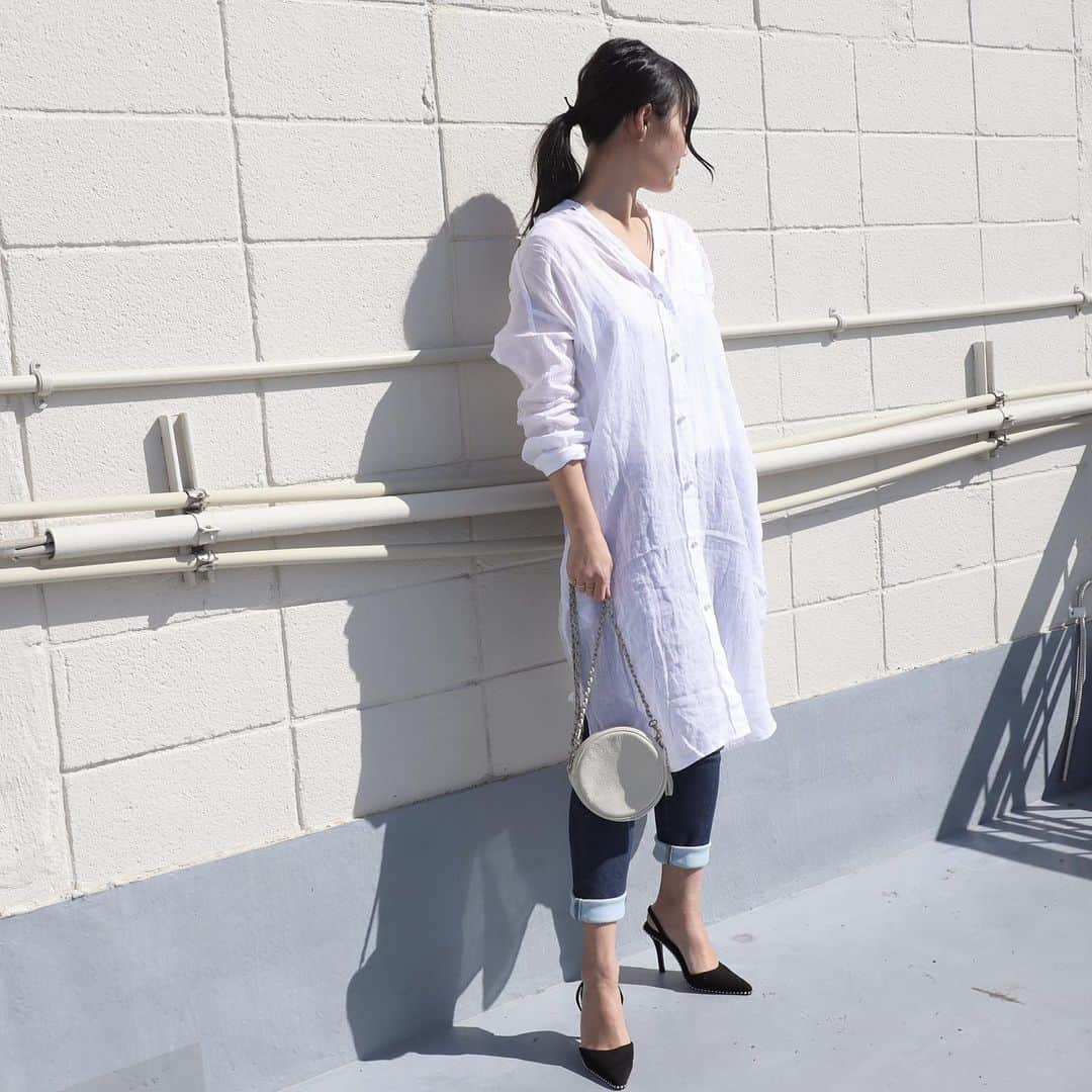 Eri Satoのインスタグラム：「white×denimコーデ · longshirt,pants: @blancbasque · ブランバスクの新作のロングシャツ。前を閉めてワンピースっぽく。 👉ラミーローンシャツワンピース 【BB01-405】 · シアー素材も麻ならヘルシーで着やすいです❤️ · こちらはWEB SHOPにて販売中✨  @blancbasque のトップのURLから見てね😘 他にも色違いで、beigeがあります💗 · 今日は幼稚園の授業参観👀 英語の授業だったけど先生面白すぎるしみんな発音良過ぎるしびっくり🤣 春から英語教室行かせようか悩み中🤔 · #blancbasque#ブランバスク#fashion#ootd#outfit#code#coordinate#style#ファッション#コーディネート#コーデ#プチプラ#プチプラコーデ#シンプルコーデ#mamagirl#locari#ママファッション #partegram#読者モデル#ママモデル #l4like#カジュアル#applemind お洒落さんと繋がりたい#デニムコーデ」