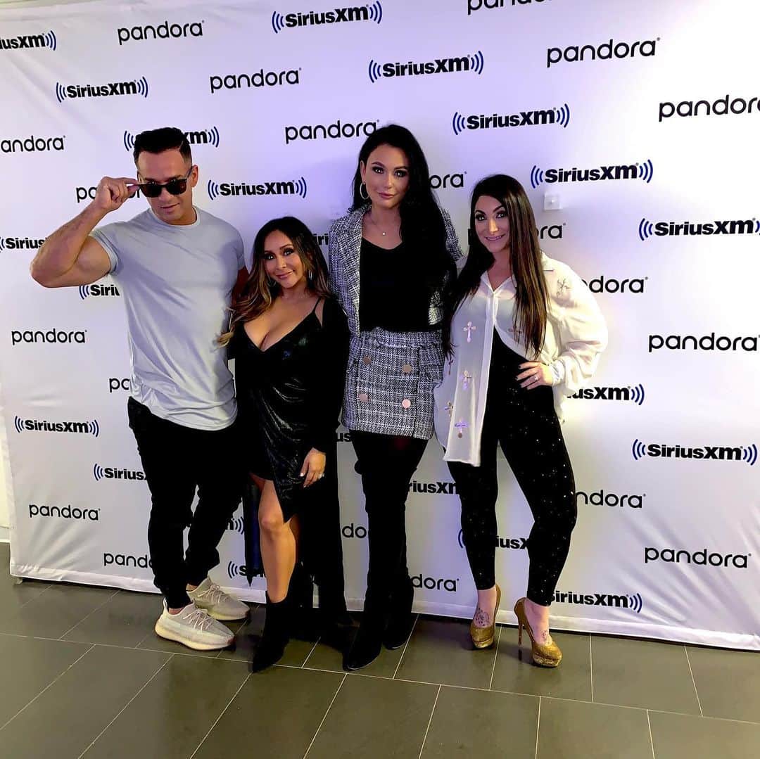 ディーナ・ニコール・コルテーゼのインスタグラム：「My loves 🖤 press for #jsfamilyvacation that airs tomorrow on @mtv at 8pm !!!」