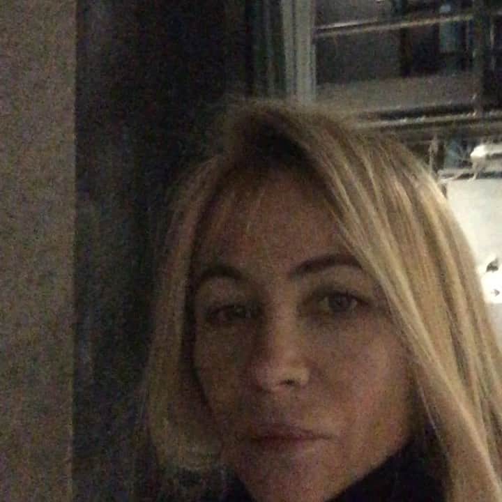 エマニュエル・ベアールのインスタグラム：「The end ... it was the last one ... the very last one after one year ... 🙏🏻@structureproduction  @pascalrambert #architecture ... #theater .... back to Life and #holidays!!!! ☀️🏝 #vivaitalia🇮🇹❤️」