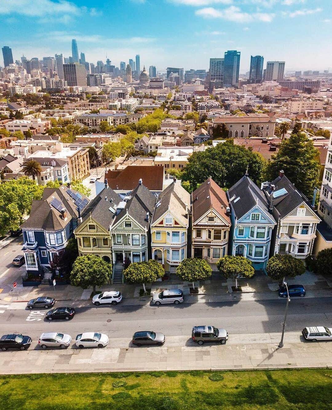 Earth Picsさんのインスタグラム写真 - (Earth PicsInstagram)「The famous Painted Ladies in San Francisco, also made popular on one of my favorite TV shows growing up “Full House”. Cool fact, I lived down the street from these houses for a month back in 2014. Photo by @perthflyboi」2月27日 2時32分 - earthpix