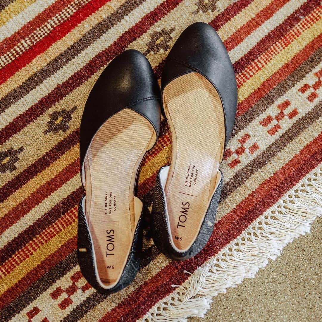 トムズシューズのインスタグラム：「Your feet + the Julie D'Orsay Flats. Name a more iconic duo. We'll wait.」