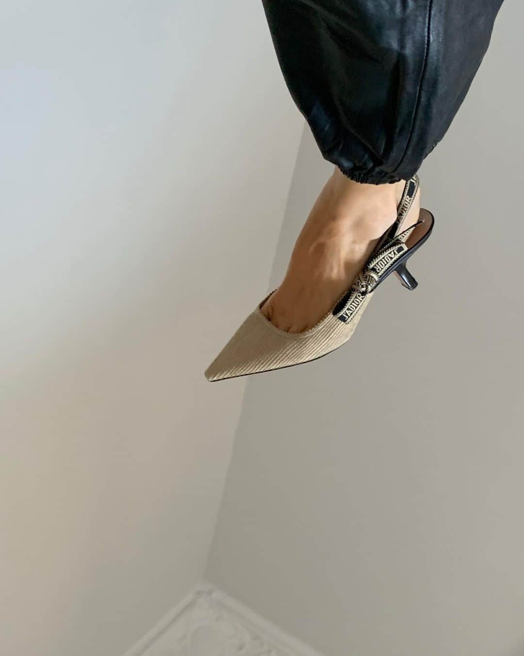 Mathilde Goehlerのインスタグラム：「Upside down」