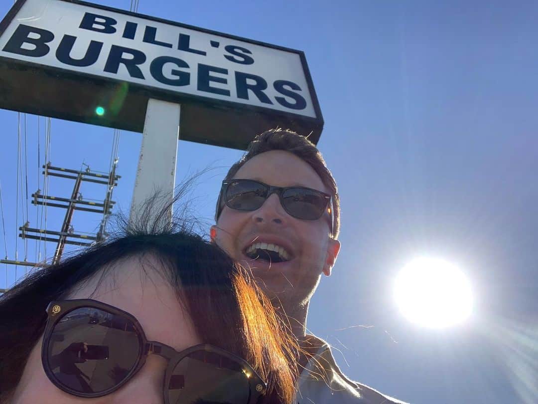 ジョシュア・ダラスのインスタグラム：「Who doesn’t like a 9am cheeseburger date with the wife? @billsburgerofficial my favorite burger in #la!」