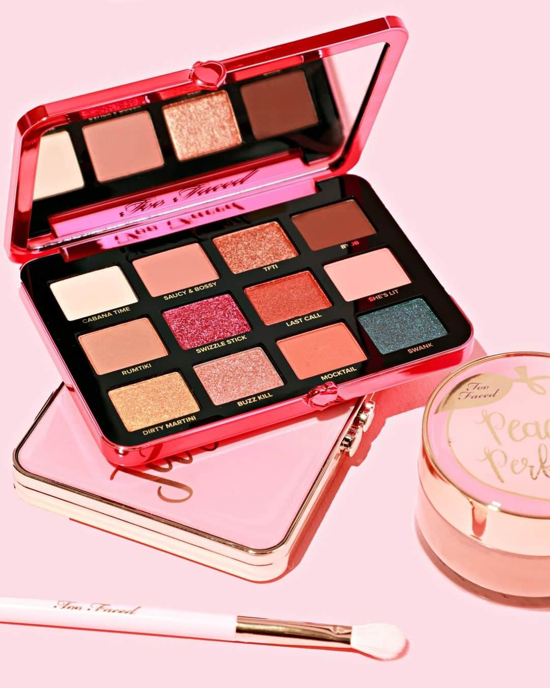 Too Facedさんのインスタグラム写真 - (Too FacedInstagram)「Take yourself on a mini vacay with the warm sparkling shades in our Palm Springs Dreams Eye Shadow Palette! 🌴 Smells like peaches, too! 🍑 #tfpeachesandcream #toofaced」2月27日 3時01分 - toofaced