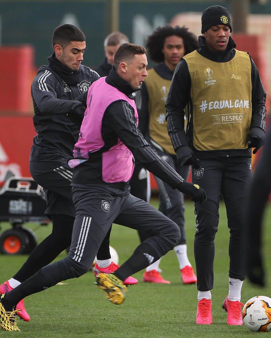 マンチェスター・ユナイテッドさんのインスタグラム写真 - (マンチェスター・ユナイテッドInstagram)「👊 Pushing each other in training so we reap the rewards on the pitch 🤝⁣ ⁣ #MUFC #EuropaLeague」2月27日 3時12分 - manchesterunited