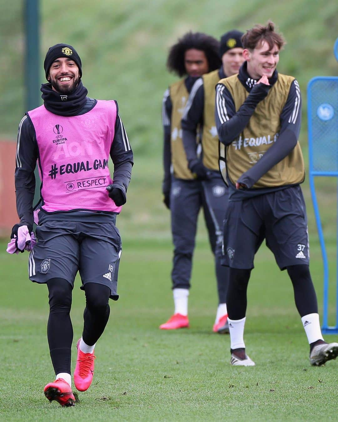 マンチェスター・ユナイテッドさんのインスタグラム写真 - (マンチェスター・ユナイテッドInstagram)「👊 Pushing each other in training so we reap the rewards on the pitch 🤝⁣ ⁣ #MUFC #EuropaLeague」2月27日 3時12分 - manchesterunited