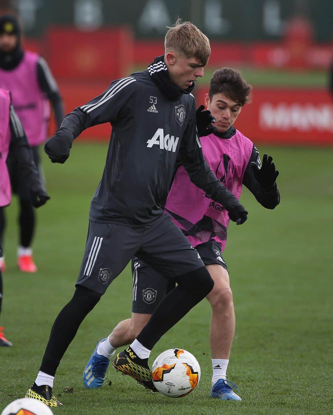 マンチェスター・ユナイテッドさんのインスタグラム写真 - (マンチェスター・ユナイテッドInstagram)「👊 Pushing each other in training so we reap the rewards on the pitch 🤝⁣ ⁣ #MUFC #EuropaLeague」2月27日 3時12分 - manchesterunited