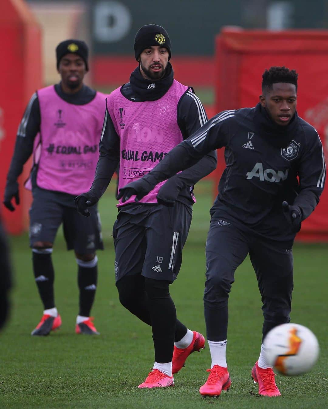 マンチェスター・ユナイテッドさんのインスタグラム写真 - (マンチェスター・ユナイテッドInstagram)「👊 Pushing each other in training so we reap the rewards on the pitch 🤝⁣ ⁣ #MUFC #EuropaLeague」2月27日 3時12分 - manchesterunited