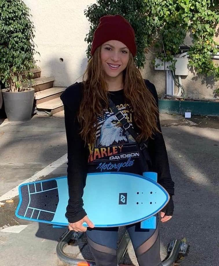 シャキーラさんのインスタグラム写真 - (シャキーラInstagram)「Soccer mom and skate mom!」2月27日 3時18分 - shakira