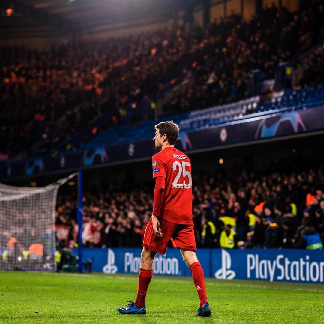 トーマス・ミュラーのインスタグラム：「What a night in London - I am still pumped 🏋️‍♂️💥 but very tired 😴 😴 excited to watch @championsleague in a few minutes 😊🕵🏼‍♂️🧐#getwellsoon @_rl9 and @king_coman #londonnights #miasanmia #couchpotato #buonanotte」
