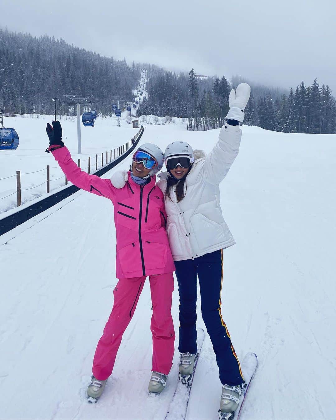 ミランダ・カーさんのインスタグラム写真 - (ミランダ・カーInstagram)「Happy Wednesday from the slopes 🙌🏻👯‍♀️❄️ @jastookes」2月27日 4時02分 - mirandakerr