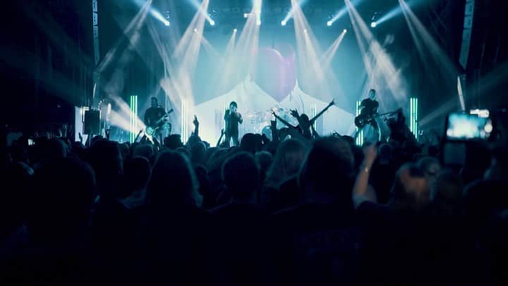 ジャスティン・ヒルズのインスタグラム：「How It Feels to Be Lost Europe Recap  Full video live now at YouTube.com/SleepingWithSirens!」