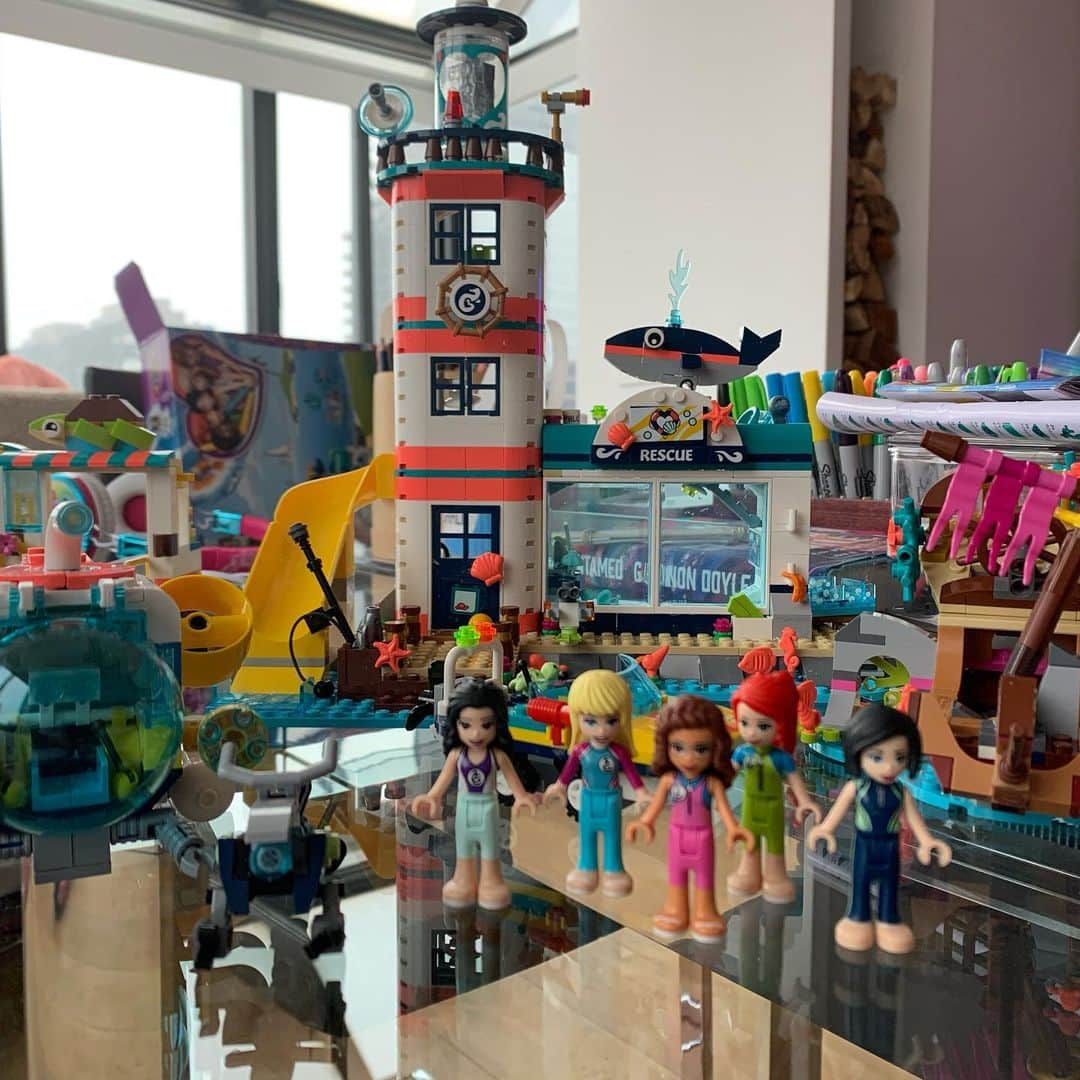 ロージー・オドネルさんのインスタグラム写真 - (ロージー・オドネルInstagram)「lego overload - i saw this le glue on #sharktank - bought it and now am gluing the world together - much to the joy of dakota #playtime - last is the extras i never find space for」2月27日 4時18分 - rosie