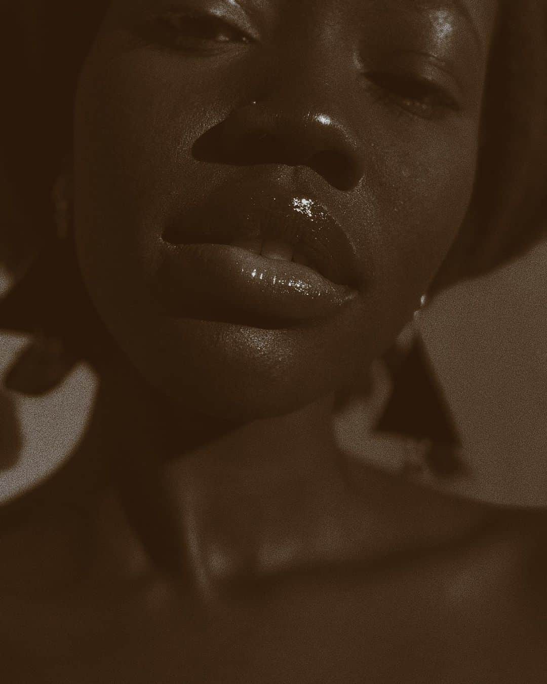 appleさんのインスタグラム写真 - (appleInstagram)「“This series is a visual exploration of black womanhood. Many of us are seeking to be who we are, to love ourselves, to dream big, to expand, and to live authentically. I believe we find that empowerment and inspiration in people who share our narratives, traumas, and experiences.” #BlackHistoryMonth #ShotoniPhone by Deun I. @deunivory」2月27日 4時33分 - apple