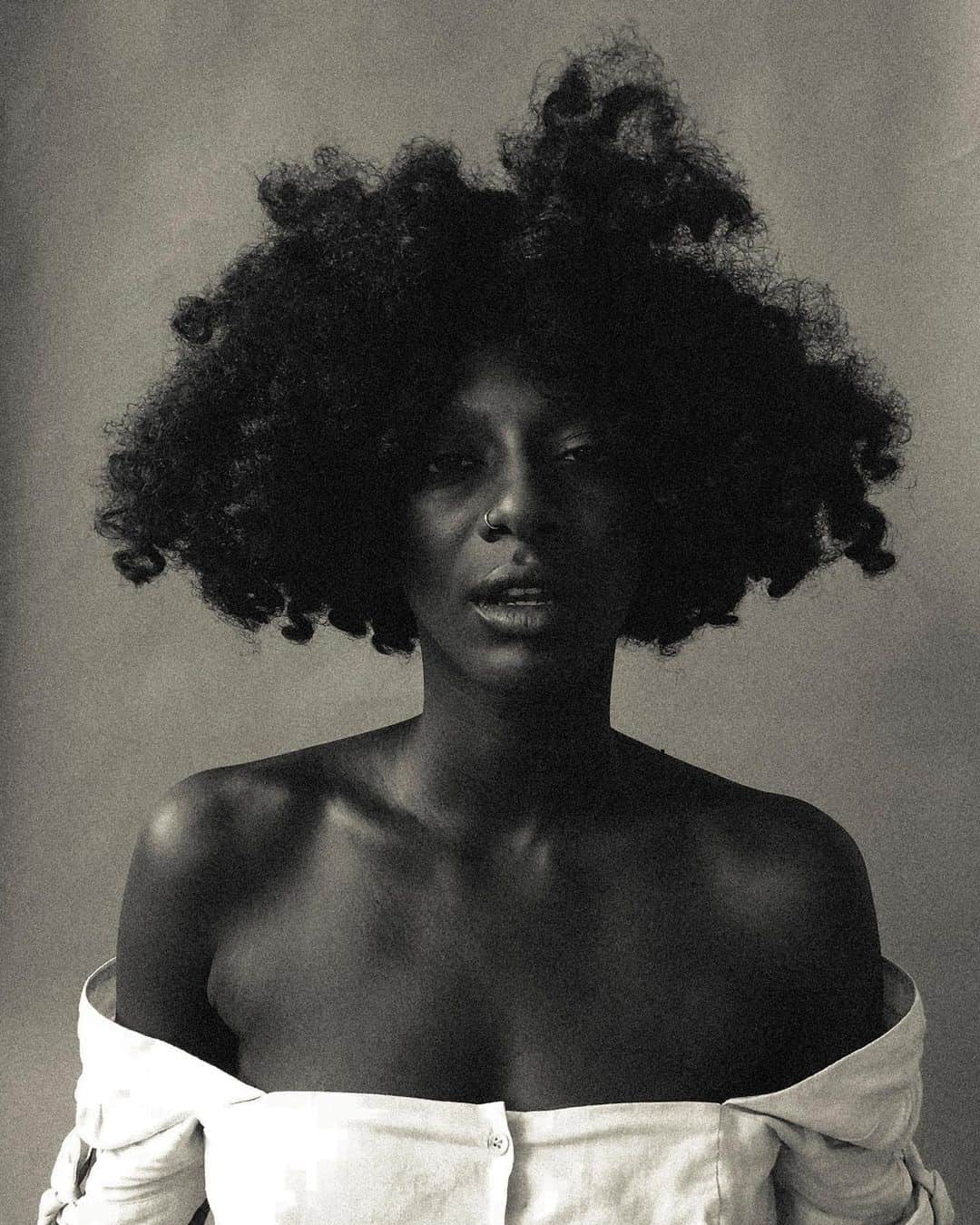 appleさんのインスタグラム写真 - (appleInstagram)「“This series is a visual exploration of black womanhood. Many of us are seeking to be who we are, to love ourselves, to dream big, to expand, and to live authentically. I believe we find that empowerment and inspiration in people who share our narratives, traumas, and experiences.” #BlackHistoryMonth #ShotoniPhone by Deun I. @deunivory」2月27日 4時33分 - apple