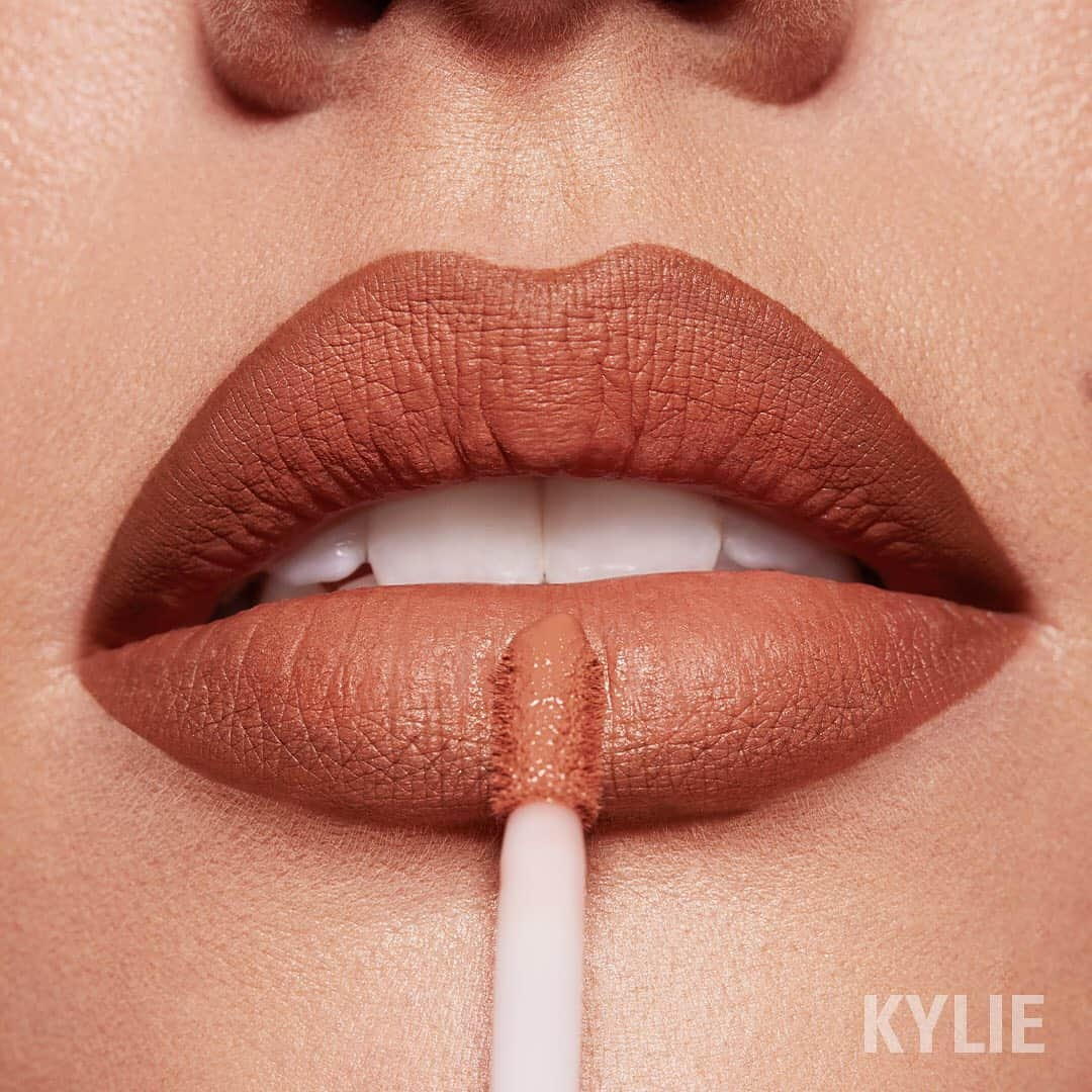 Kylie Cosmeticsさんのインスタグラム写真 - (Kylie CosmeticsInstagram)「NEW Handbag Ho lip kit 💋 a matte peachy nude liquid lip paired with a nude brown lip pencil! Launching with True Mama kylighter this Friday 2.28 9am pst 😍 @khloekardashian #kokokollection」2月27日 4時37分 - kyliecosmetics