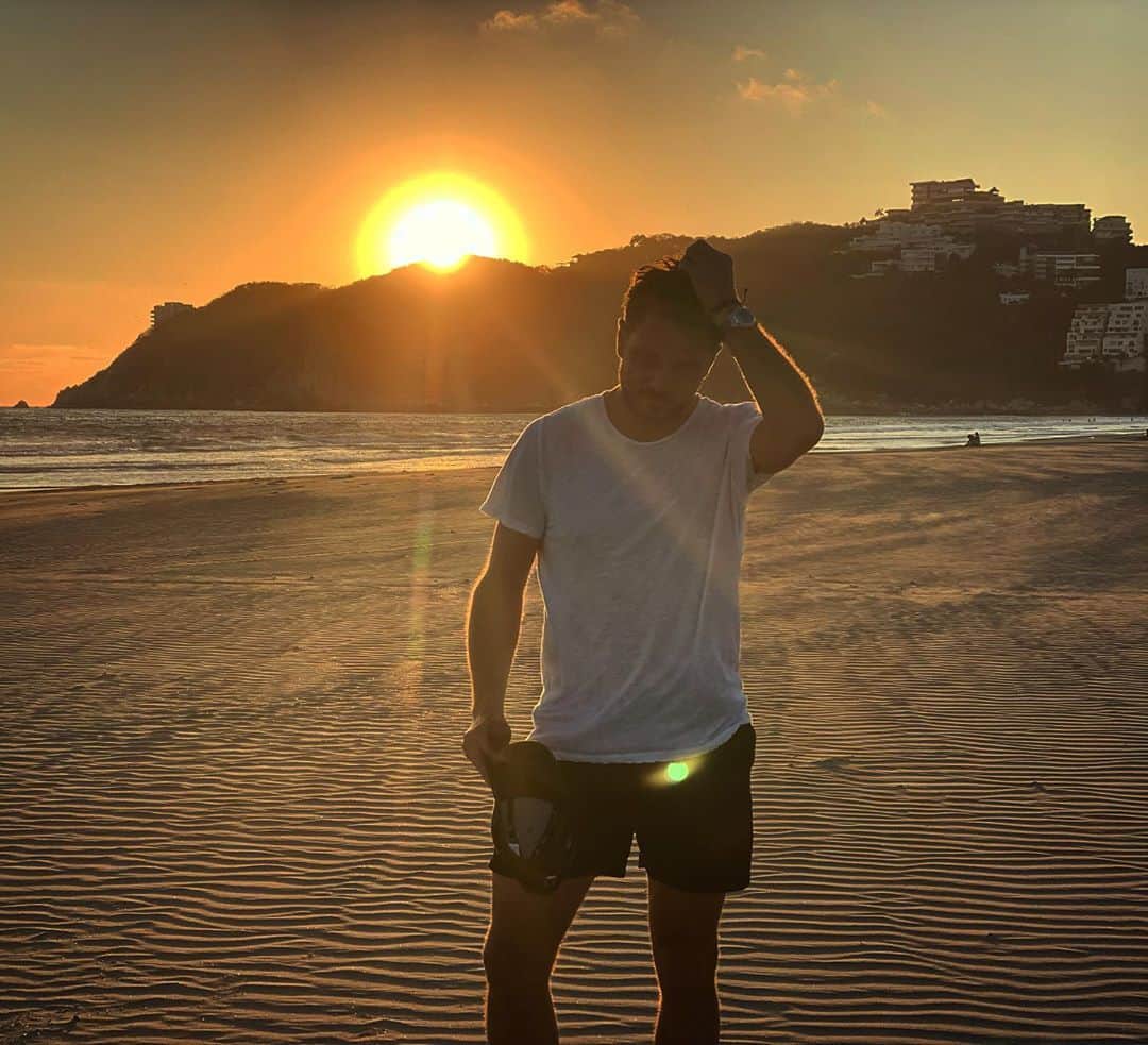 スタニスラス・ワウリンカさんのインスタグラム写真 - (スタニスラス・ワウリンカInstagram)「Watch sunsets, not Netflix 😏👀🌅🏝🙏🏻💛#sunset #sunsetlover #acapulco #beachlife #love #peaceful」2月27日 4時48分 - stanwawrinka85