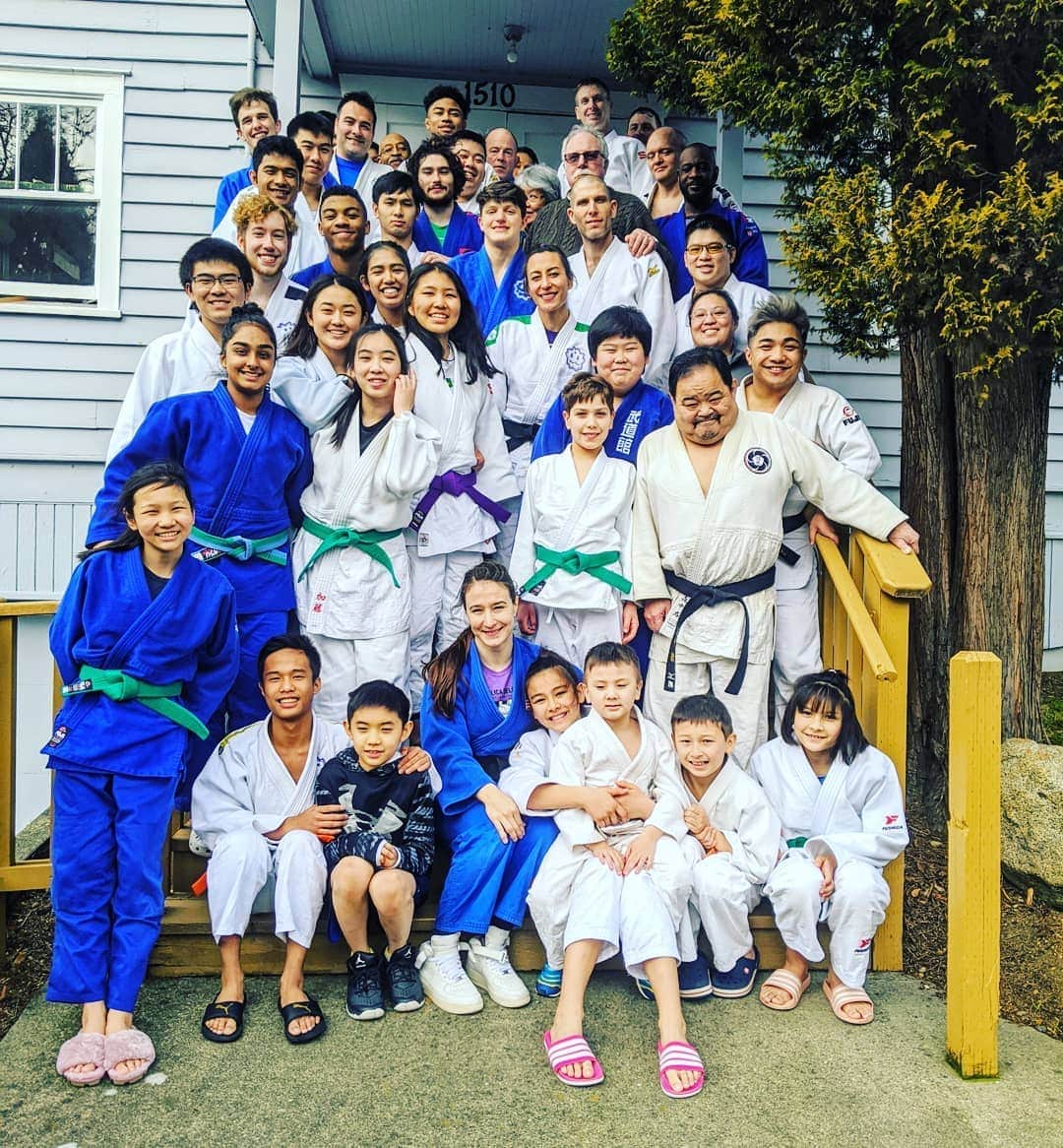 マルティ・マロイのインスタグラム：「I spent my weekend sharing #judo in the #PNW & it felt so good to be home! 🏠🌲 Teaching at @seattle_dojo was a special treat as it is the oldest #dojo in #America! 🇺🇸 Swipe to see our pic in the same spot #JigoroKano sat when he visited in the 1930's! 🤯🙇‍♀️ Huge shout-out to friends old and new who attended or came to meet me at the WA. State Championships as well! 🙌😍#JudoFamily」