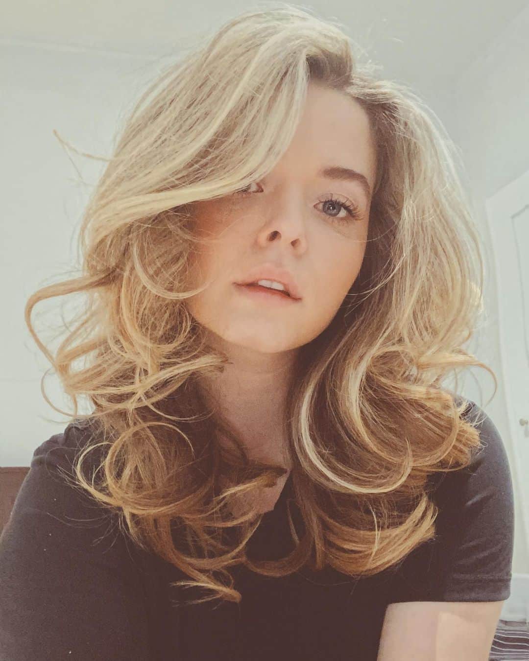 のインスタグラム：「Big hair, don’t care. 🤟🏼」