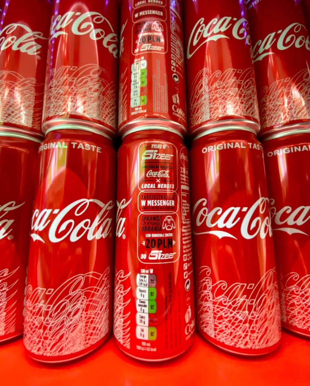 LOCAL HEROESさんのインスタグラム写真 - (LOCAL HEROESInstagram)「The day has come! 🧨 We are very happy to announce that you can find our LH logo on every can and bottle of @cocacola in Poland! ♥️More info sooner than you think! @cocacolapolska #startedfromthebottom」2月27日 5時06分 - localheroes