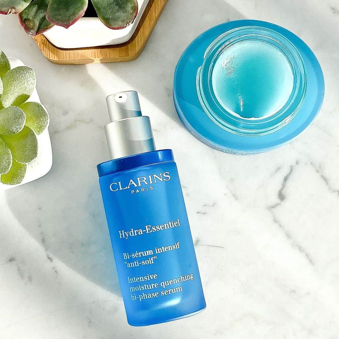 CLARINSさんのインスタグラム写真 - (CLARINSInstagram)「Reach for Hydra-Essentiel Bi-Phase Serum if your skin is feeling tight and dehydrated. The secret ingredient is the almighty Organic Leaf of Life extract - a succulent plant that enhances the skin’s ability to retain moisture - leaving it plump, radiant and perfectly hydrated! 💦🙌🏼 #SkinSolutions #ClarinsSkincare」2月27日 5時19分 - clarinsusa