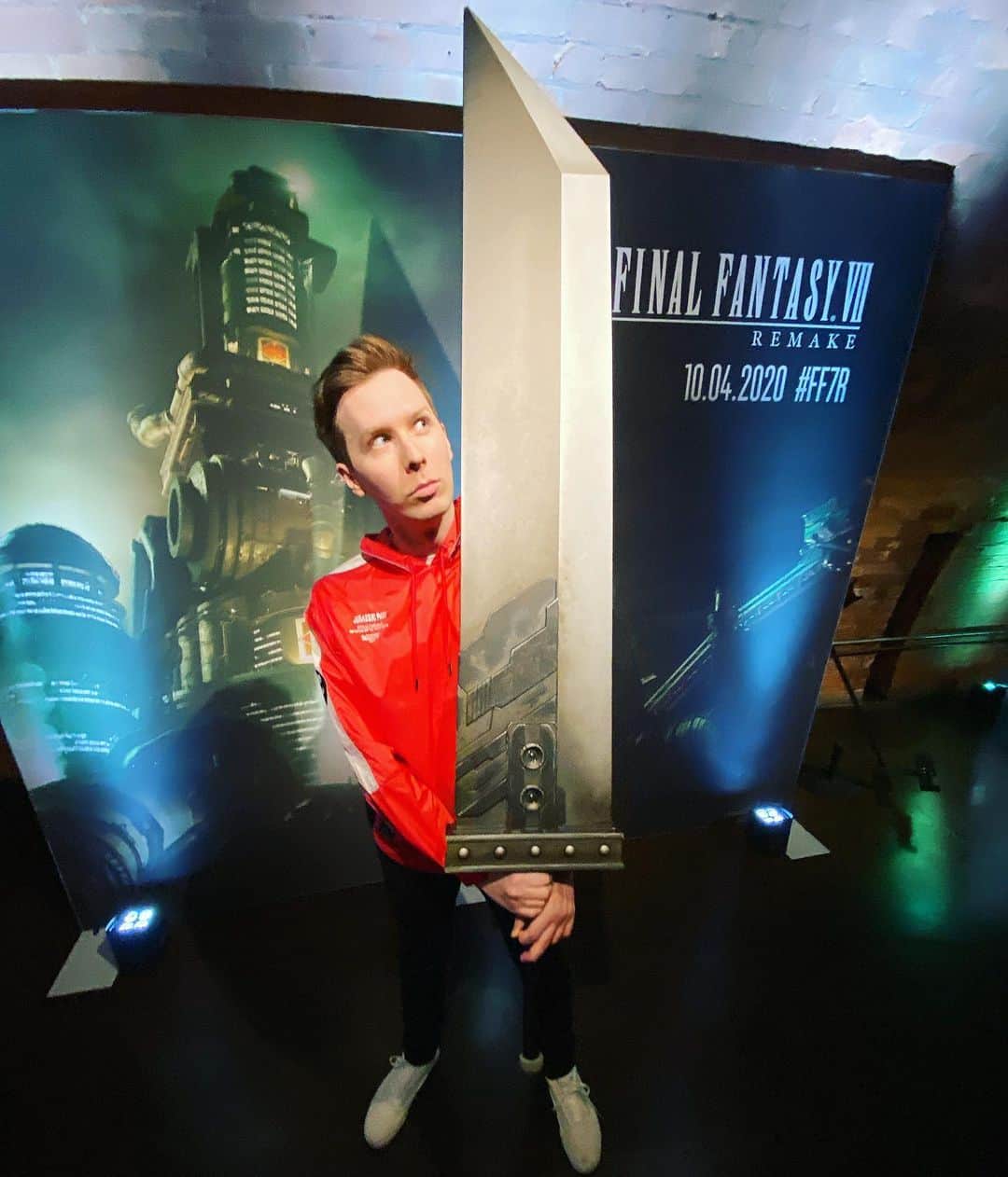 フィル・レスターのインスタグラム：「I am way too clumsy to have been trusted posing with this incredibly gigantic and heavy buster sword. It is a miracle no one died」