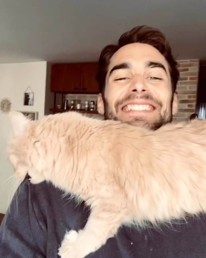 NICOLAS SIMOESのインスタグラム：「Something we don’t understand each other 🤣」