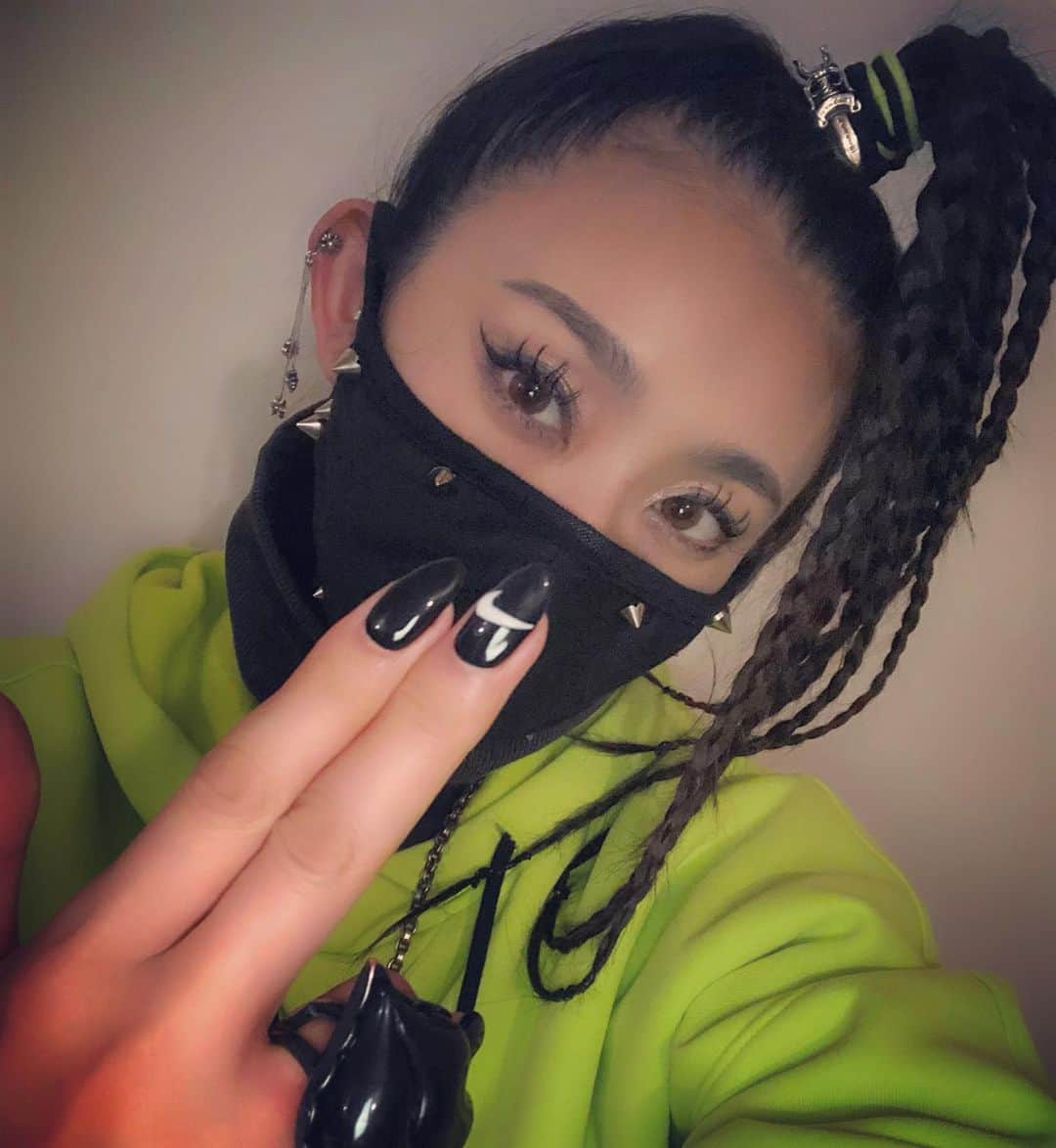 DJ JUICYさんのインスタグラム写真 - (DJ JUICYInstagram)「NIKE NAIL✔️🖤❤️ 写真だと分かりにくいけど... ロゴの部分プックリしてもらいました❣️😎❣️ ホントNIKEのマークって、なんでこんなにかっこいいんだ😍😍😍✨ 頑張って書いてくれてありがとう @nailsalon_sarita_tommy_land 🙏✨ #naill#juicynail#nike#black#red#color#love#ilovenike」2月27日 5時43分 - dj_juicy0912