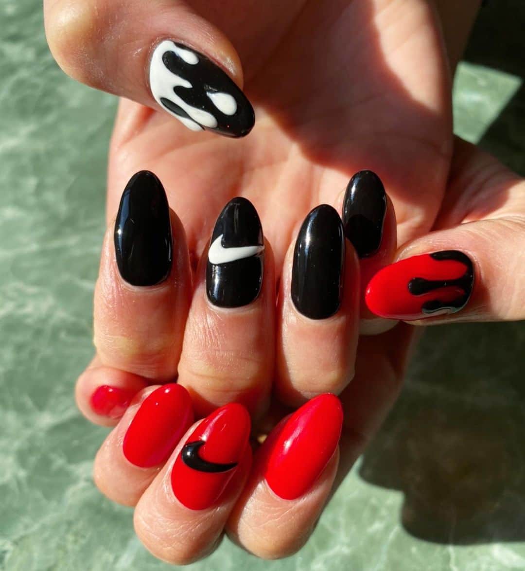DJ JUICYのインスタグラム：「NIKE NAIL✔️🖤❤️ 写真だと分かりにくいけど... ロゴの部分プックリしてもらいました❣️😎❣️ ホントNIKEのマークって、なんでこんなにかっこいいんだ😍😍😍✨ 頑張って書いてくれてありがとう @nailsalon_sarita_tommy_land 🙏✨ #naill#juicynail#nike#black#red#color#love#ilovenike」