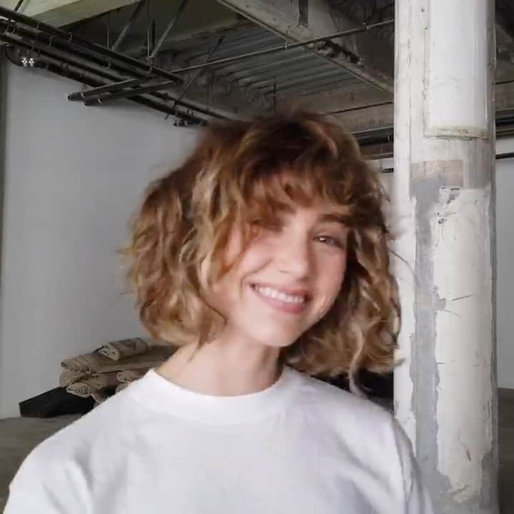 エミリー・ラッドのインスタグラム：「bangin new ‘do courtesy of absolute all-stars @salsalhair & @seolahair at @novaartssalon 💫 can’t believe i’m lucky enough to have my hair done by the best in the biz 🥺💖」